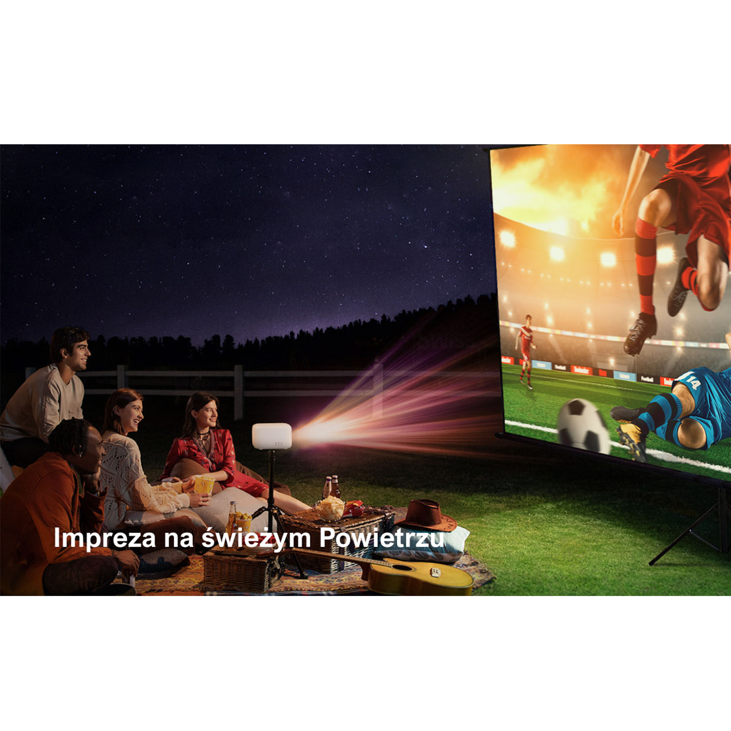 Grupa ogląda mecz piłki nożnej wyświetlany na ekranie na zewnątrz. Ludzie siedzą, projektor jest włączony i widać nocne niebo.