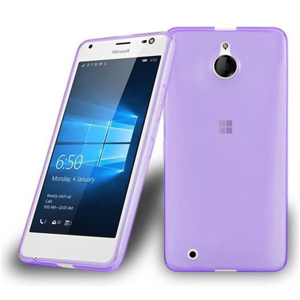 Un telefono Microsoft bianco con custodia viola è in mostra. Lo schermo mostra l'ora, 6:50, e la data, lunedì 4 gennaio.