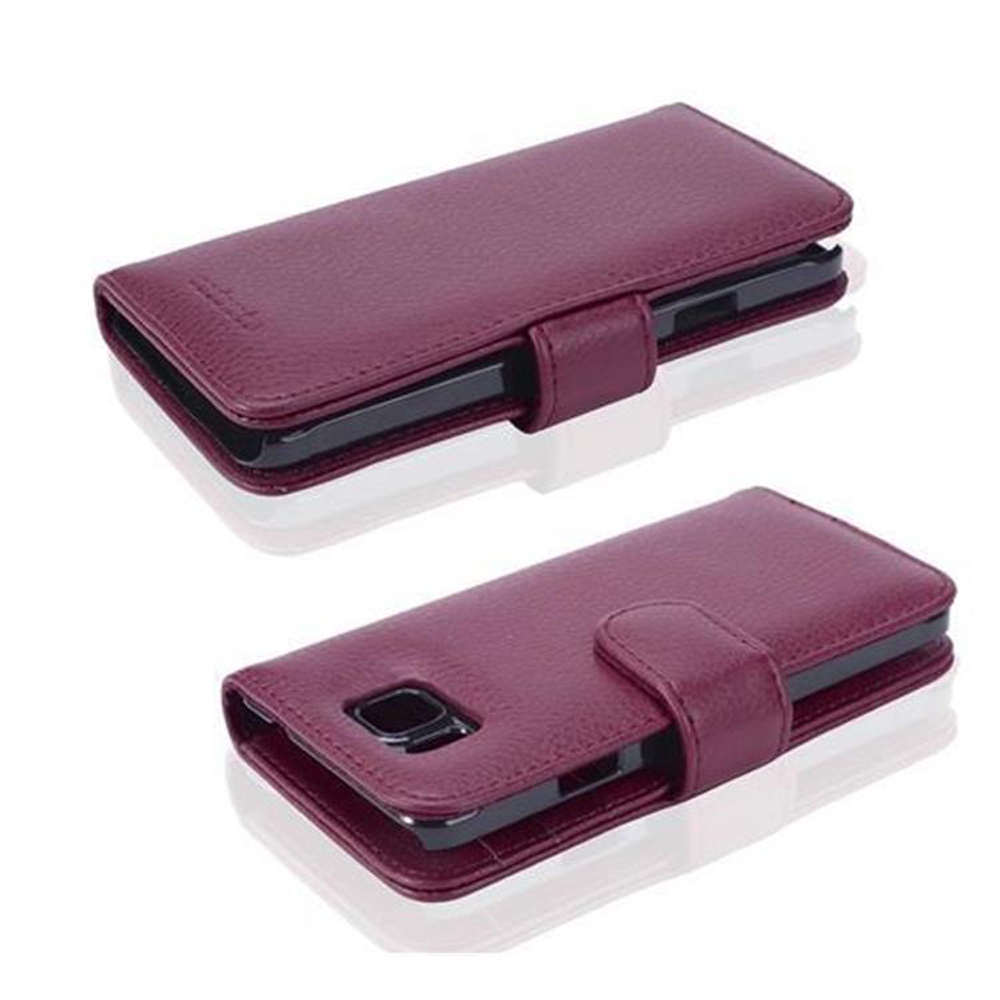 Due custodie per telefono in pelle bordeaux. Ogni custodia ha una patta con chiusura magnetica. La custodia inferiore mostra il foro della fotocamera.