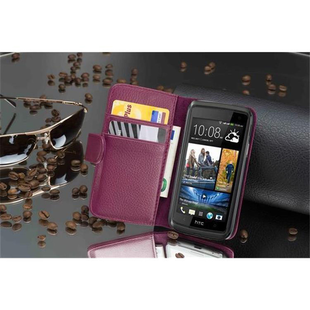 Ein Smartphone in einer lila Brieftasche mit Karten, Sonnenbrille und Kaffeebohnen auf einer reflektierenden Oberfläche.