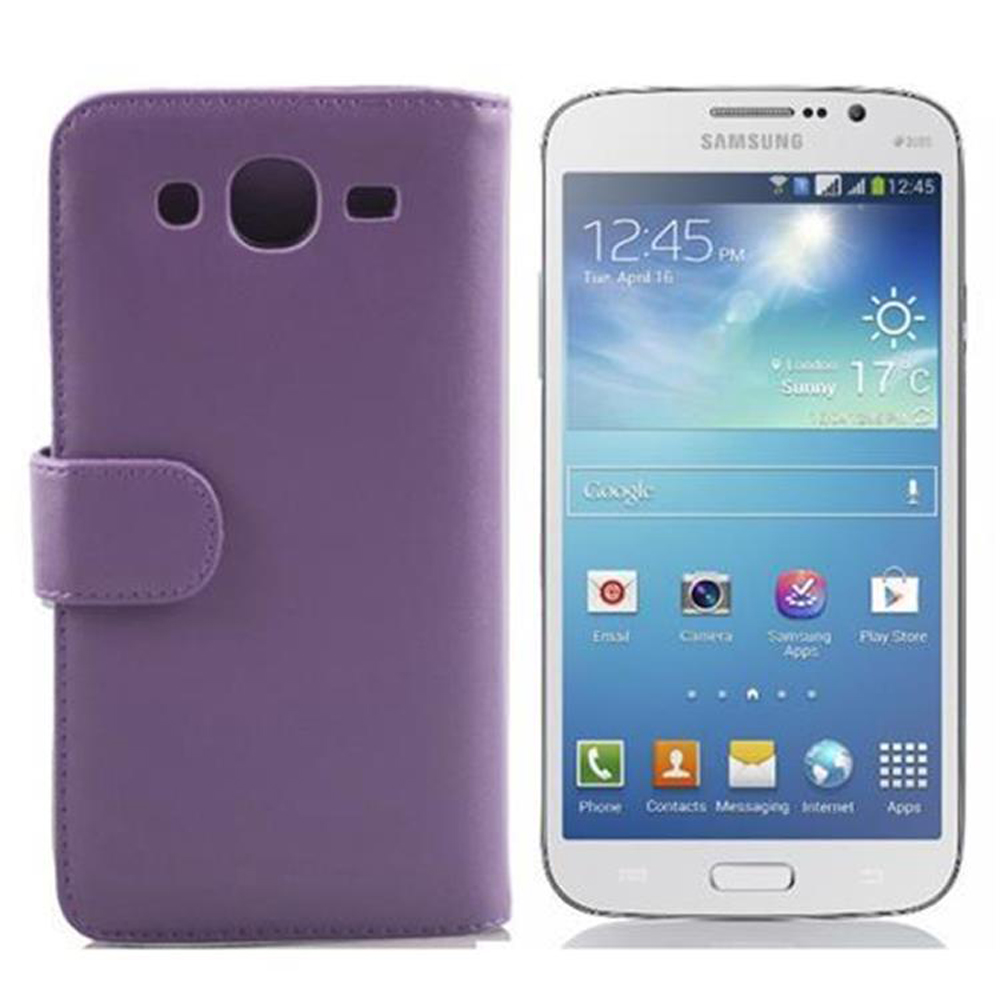 Uno smartphone Samsung bianco accanto a una custodia viola, entrambi su sfondo bianco. Il telefono mostra l'ora e il meteo.