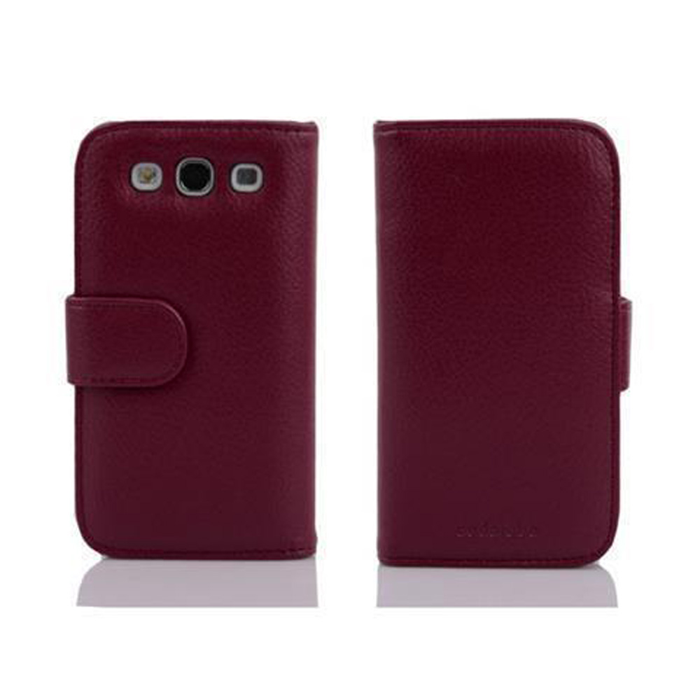 Due custodie per telefono in pelle bordeaux aperte e chiuse. La custodia chiusa ha una chiusura. La custodia aperta ha ritagli per la fotocamera.