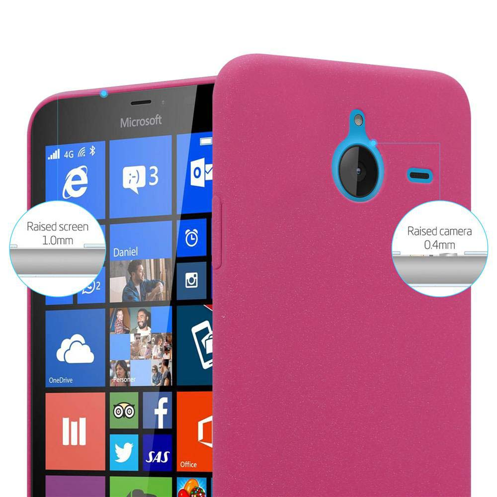 Se muestra un teléfono inteligente rosa con pantalla y cámara elevadas. La pantalla muestra iconos de aplicaciones y el teléfono tiene una funda rosa.