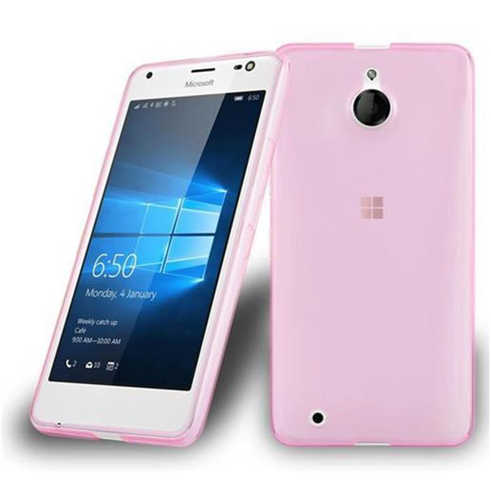 Viene mostrato un telefono Microsoft rosa. Lo schermo mostra l'ora, la data e un programma. Il telefono ha una cover rosa.