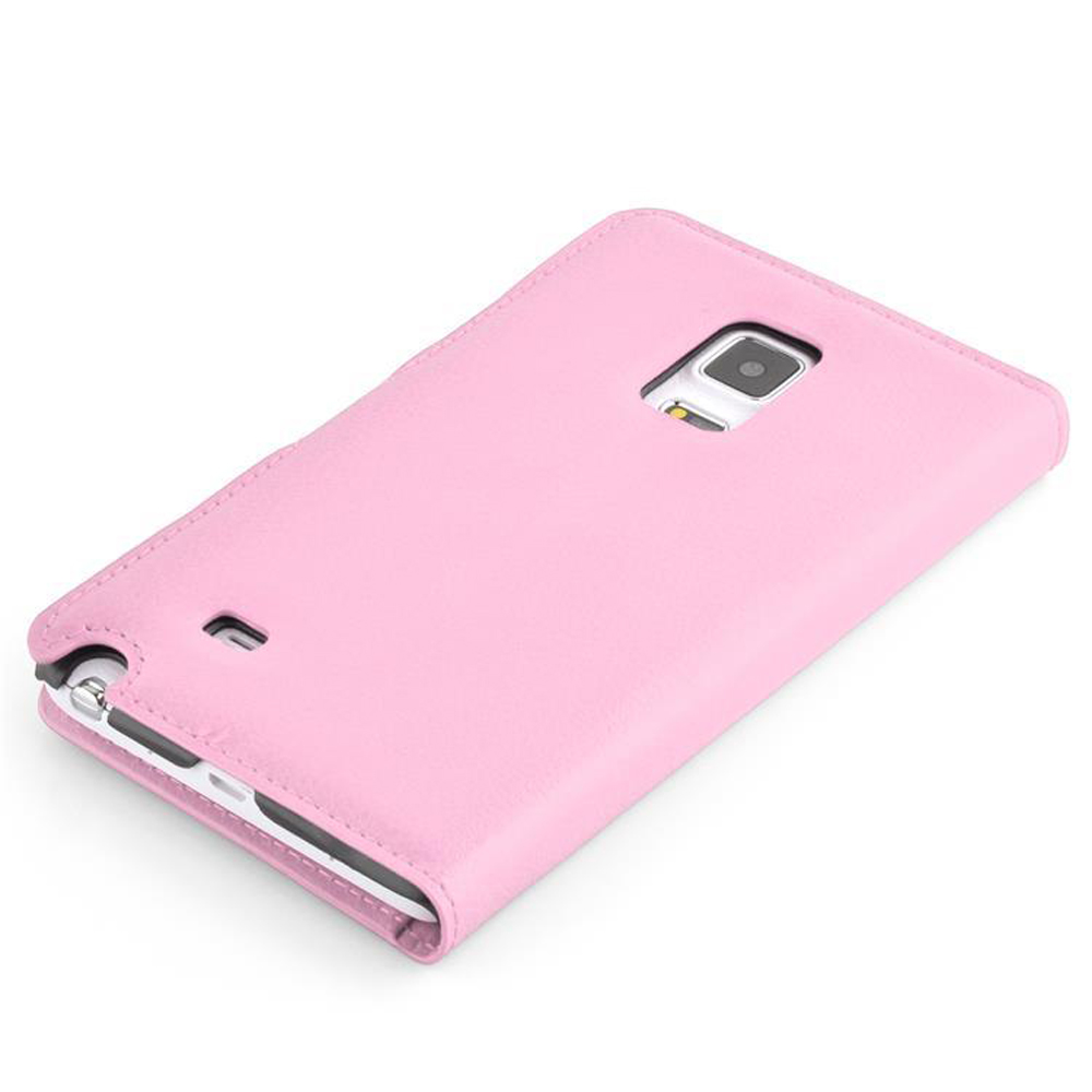 Una custodia per telefono in pelle rosa. La custodia ha aperture per la fotocamera e le porte. Su sfondo bianco.