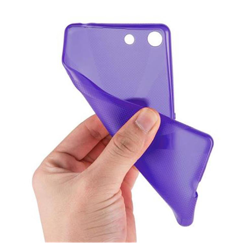 Una mano sostiene una funda de teléfono morada, parcialmente doblada. La funda tiene dos agujeros para la cámara. El fondo es blanco.