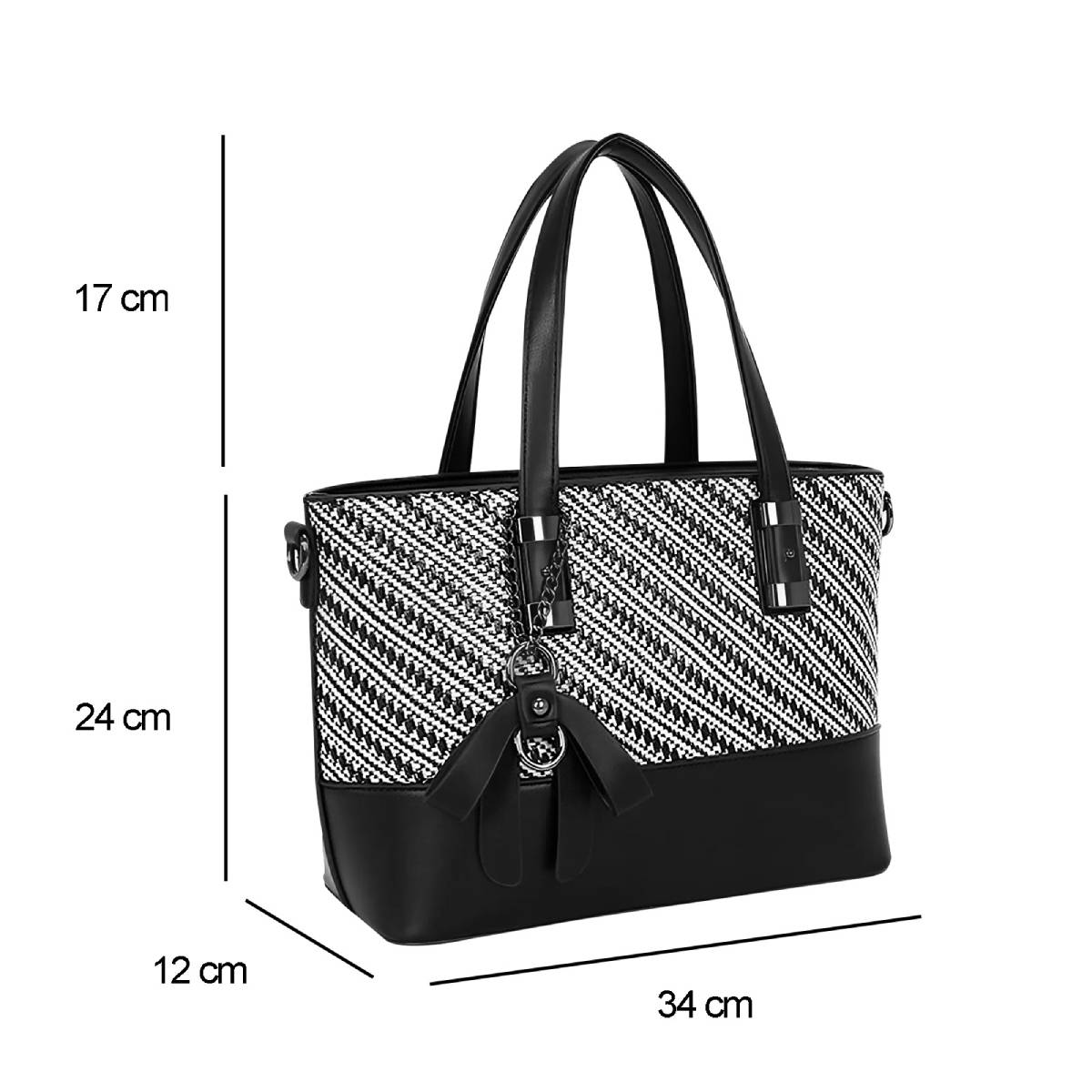 Un bolso tote blanco y negro con la parte superior estampada y la parte inferior negra lisa. Tiene asas y un dije.