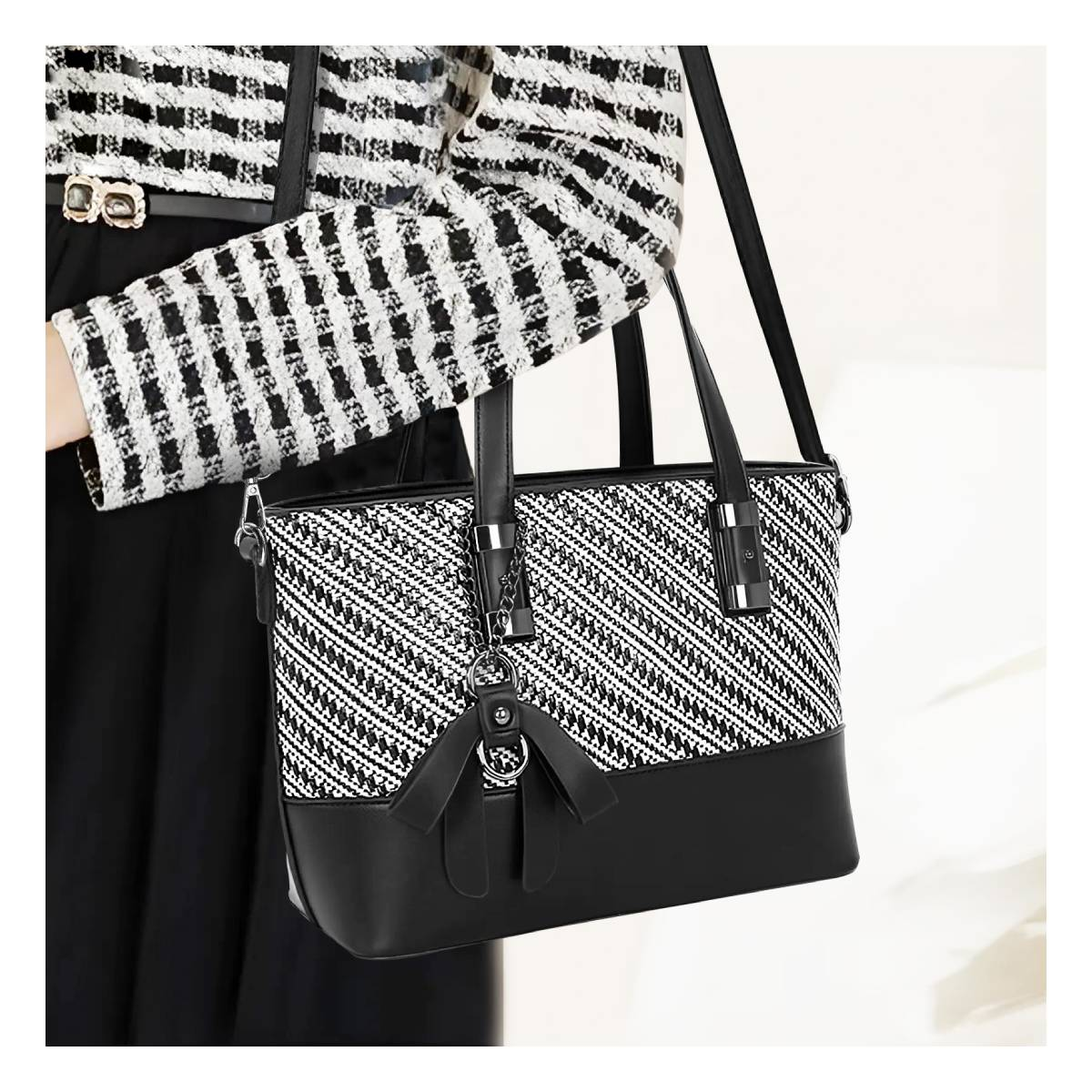 Una mujer sostiene un bolso con estampado blanco y negro. Lleva una chaqueta a cuadros blanca y negra y una falda negra.