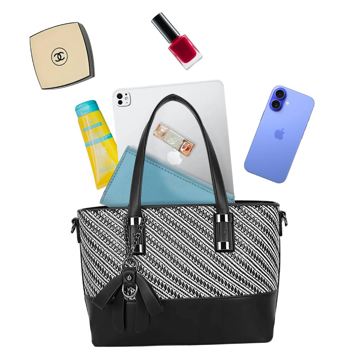 Un bolso blanco y negro con objetos que se caen: maquillaje, esmalte de uñas, tableta, teléfono, protector solar y una cartera azul.