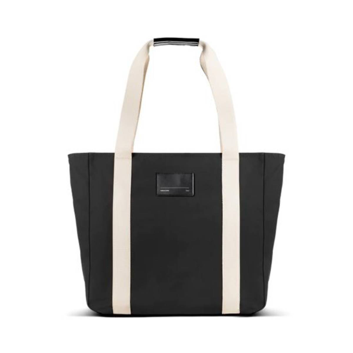 Una borsa tote nera con spalline color crema. La borsa ha una piccola etichetta quadrata sul davanti e un manico nero in alto.