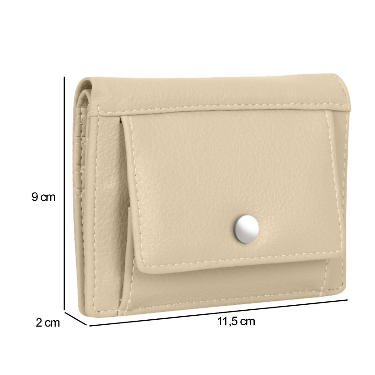 Se muestra una cartera beige. Tiene una solapa con un botón plateado. Dimensiones: 9 cm de alto, 11,5 cm de ancho y 2 cm de grosor.