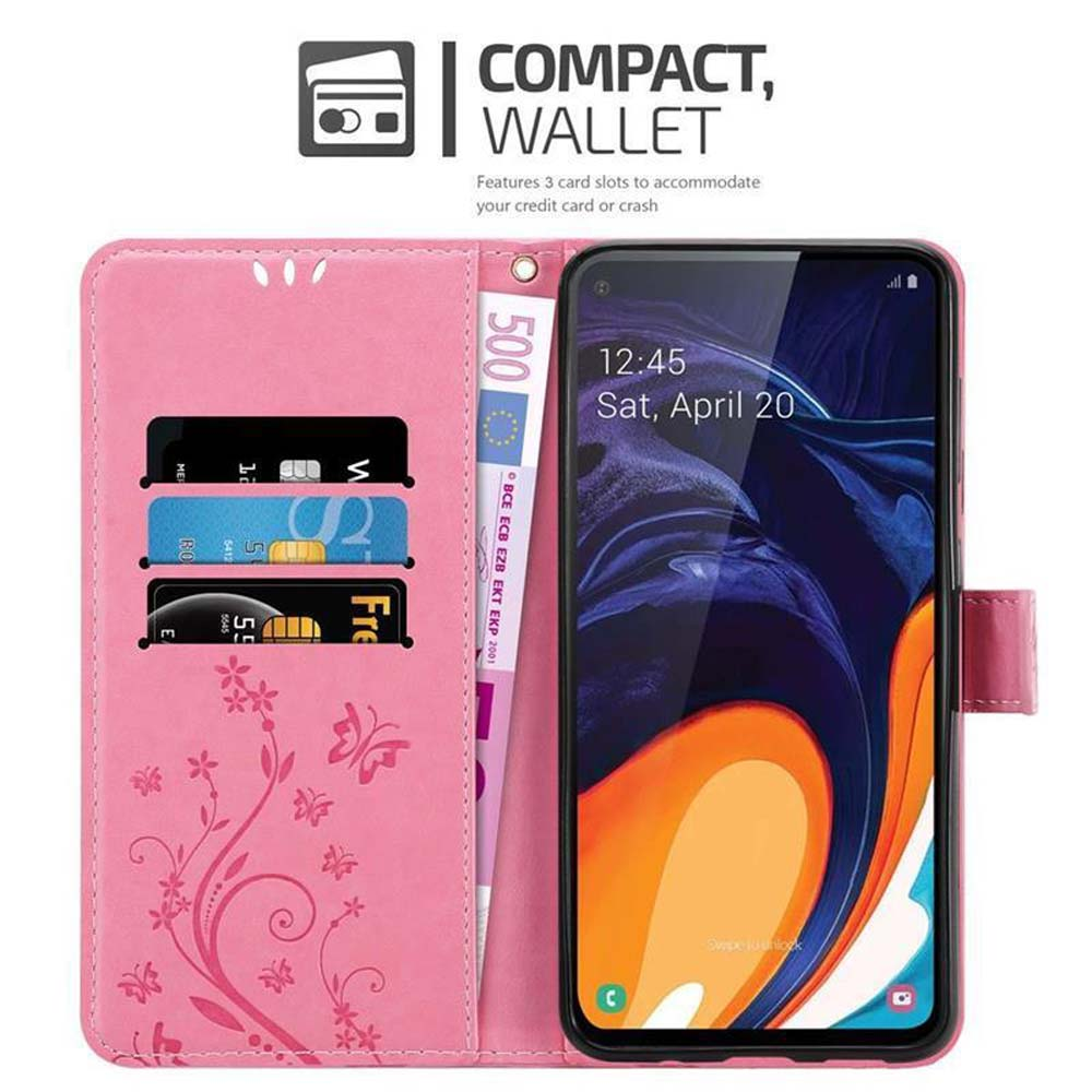 Portafoglio rosa con telefono. All'interno ci sono carte e una banconota da 500 euro. Il telefono mostra l'ora e la data.