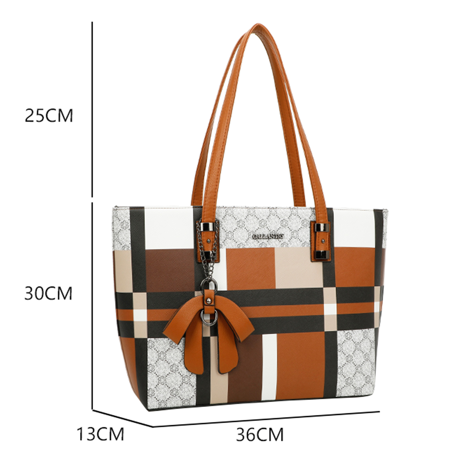 Un bolso tote estampado con asas marrones. Dimensiones: 25x30x13x36 cm. Una borla marrón cuelga del asa.