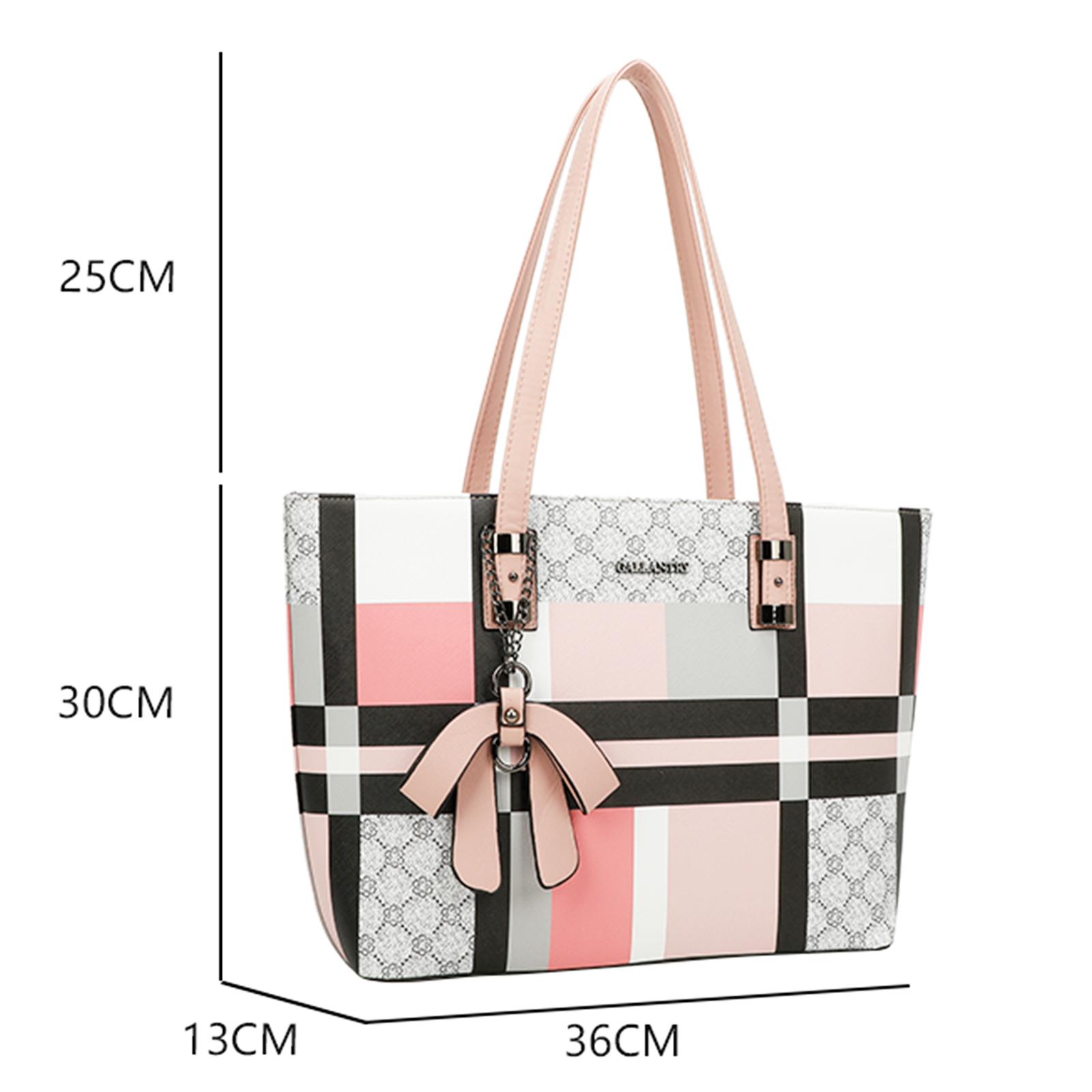 Un bolso tote estampado con cuadrados rosas, negros y blancos. Tiene asas rosas y un dije en forma de lazo.