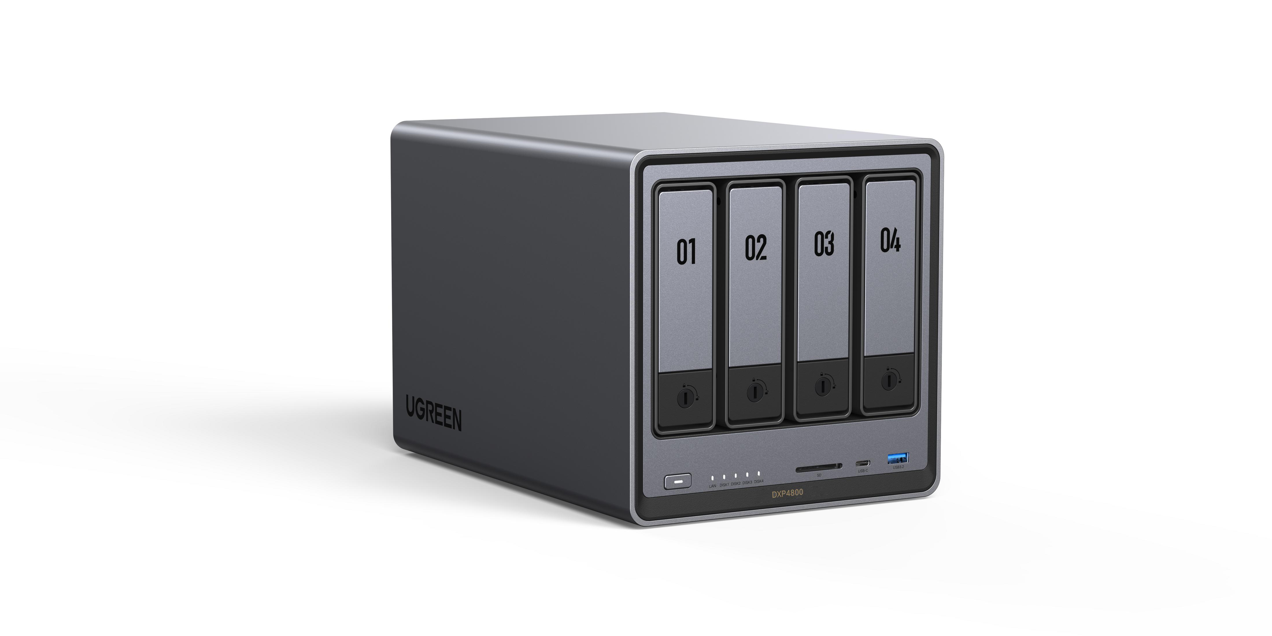 Een UGREEN DXP4800 NAS-apparaat op een witte ondergrond. Het heeft vier bays met labels 01, 02, 03 en 04.