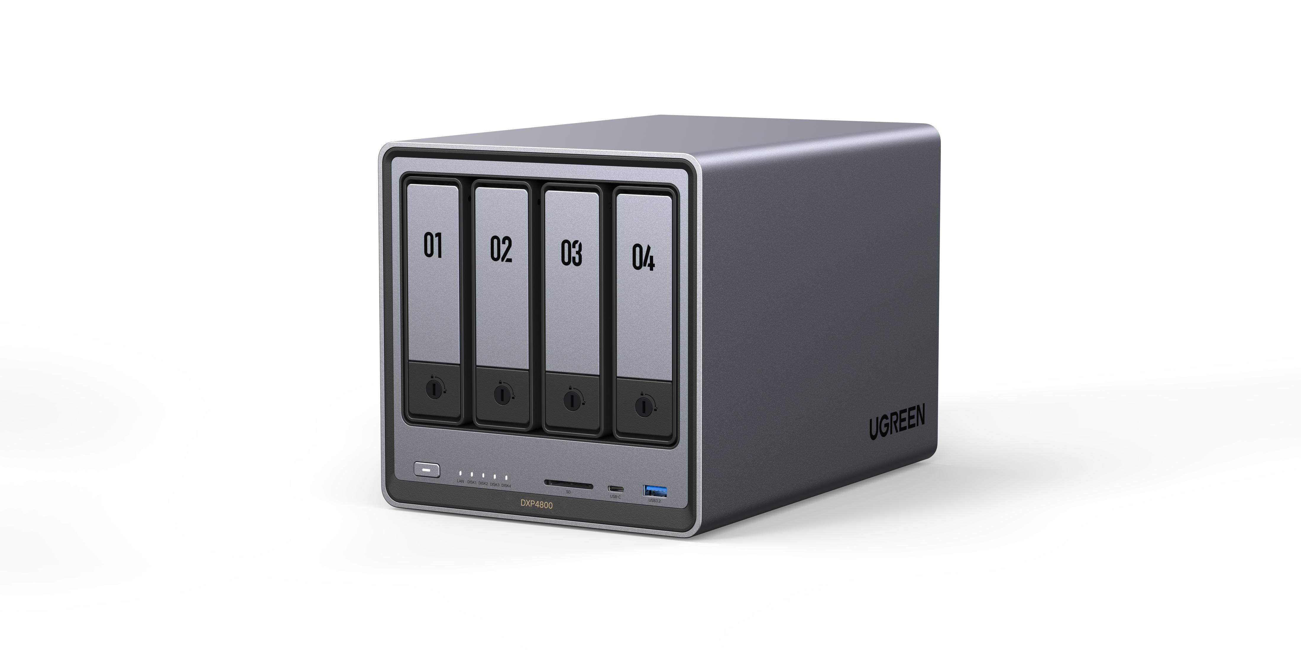 Een grijze UGREEN DXP4800 NAS-apparaat met vier schijfposities met de labels 01, 02, 03 en 04. Het heeft USB- en SD-kaartpoorten.