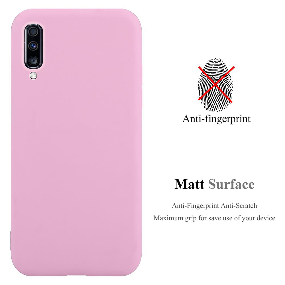 Eine rosa Handyhülle mit Kameraausschnitt wird gezeigt. Text weist auf Anti-Fingerprint, matte Oberfläche und Kratzfestigkeit hin.