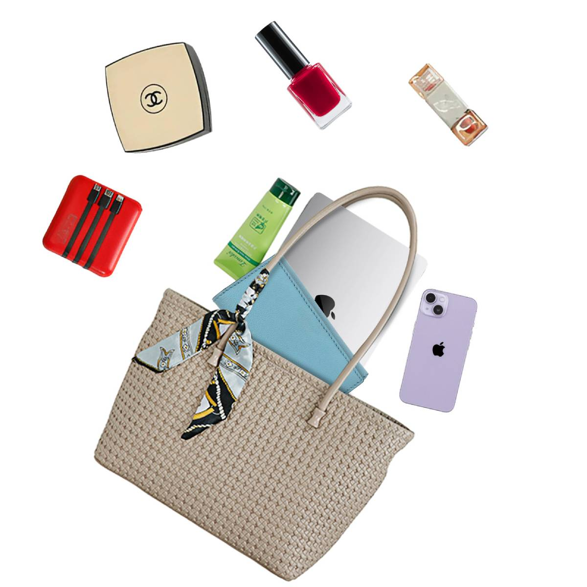 Eine beigefarbene, gewebte Handtasche mit herausfallenden Gegenständen: Make-up, Nagellack, ein Telefon, ein Laptop, ein Schal und ein rotes Ladegerät.
