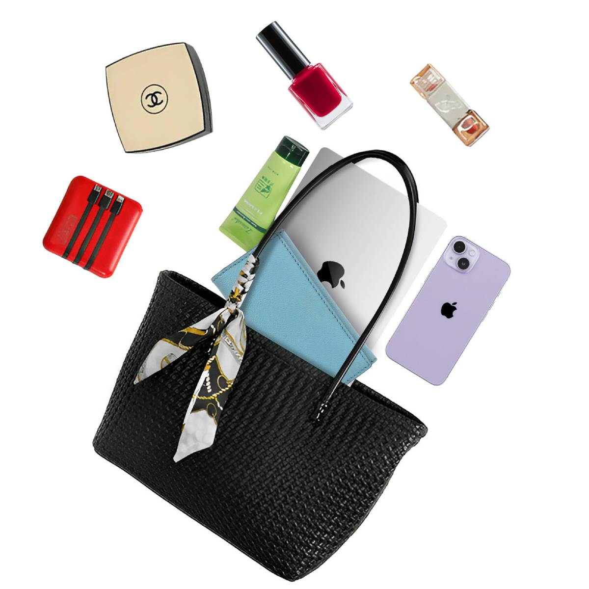 Schwarze Tragetasche mit herausfallenden Gegenständen: Make-up, Telefon, Laptop, Nagellack, Ladegerät und Schal.