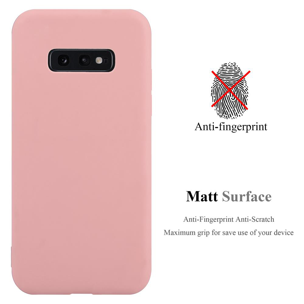 Una custodia per telefono rosa con un ritaglio per fotocamera nero. Un logo e testo anti-impronte digitali su sfondo bianco. C'è scritto 'Matt Surface'.