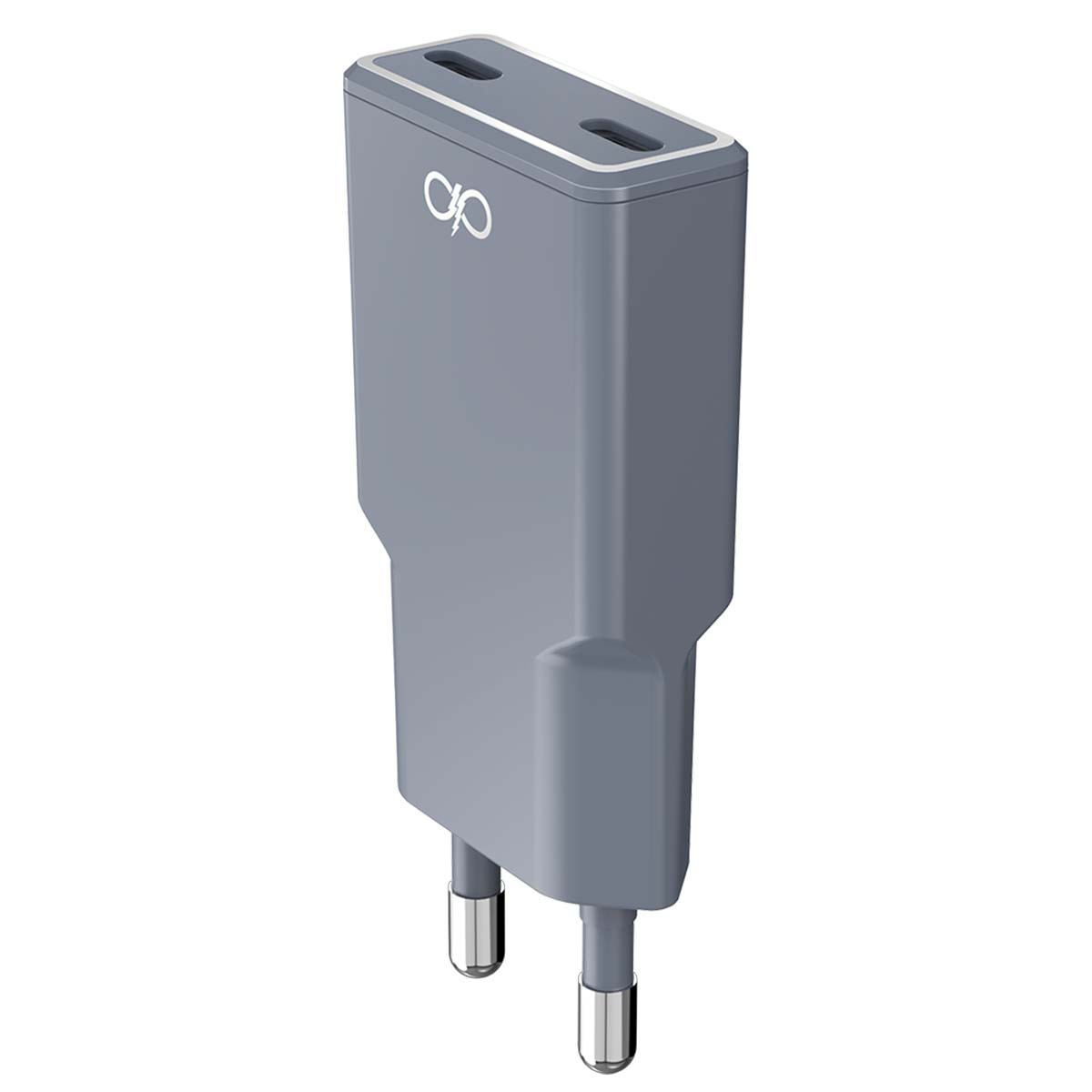 Un caricatore USB grigio a doppia porta. Ha due spine, un logo e due fessure superiori. Il caricatore è su sfondo bianco.