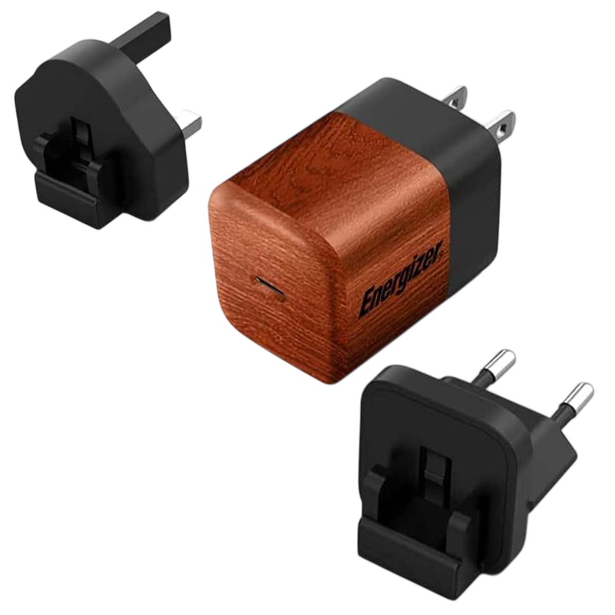 Un caricabatterie da viaggio Energizer con tre adattatori neri. Il caricabatterie è marrone con il logo Energizer. Adattatori per diverse regioni.