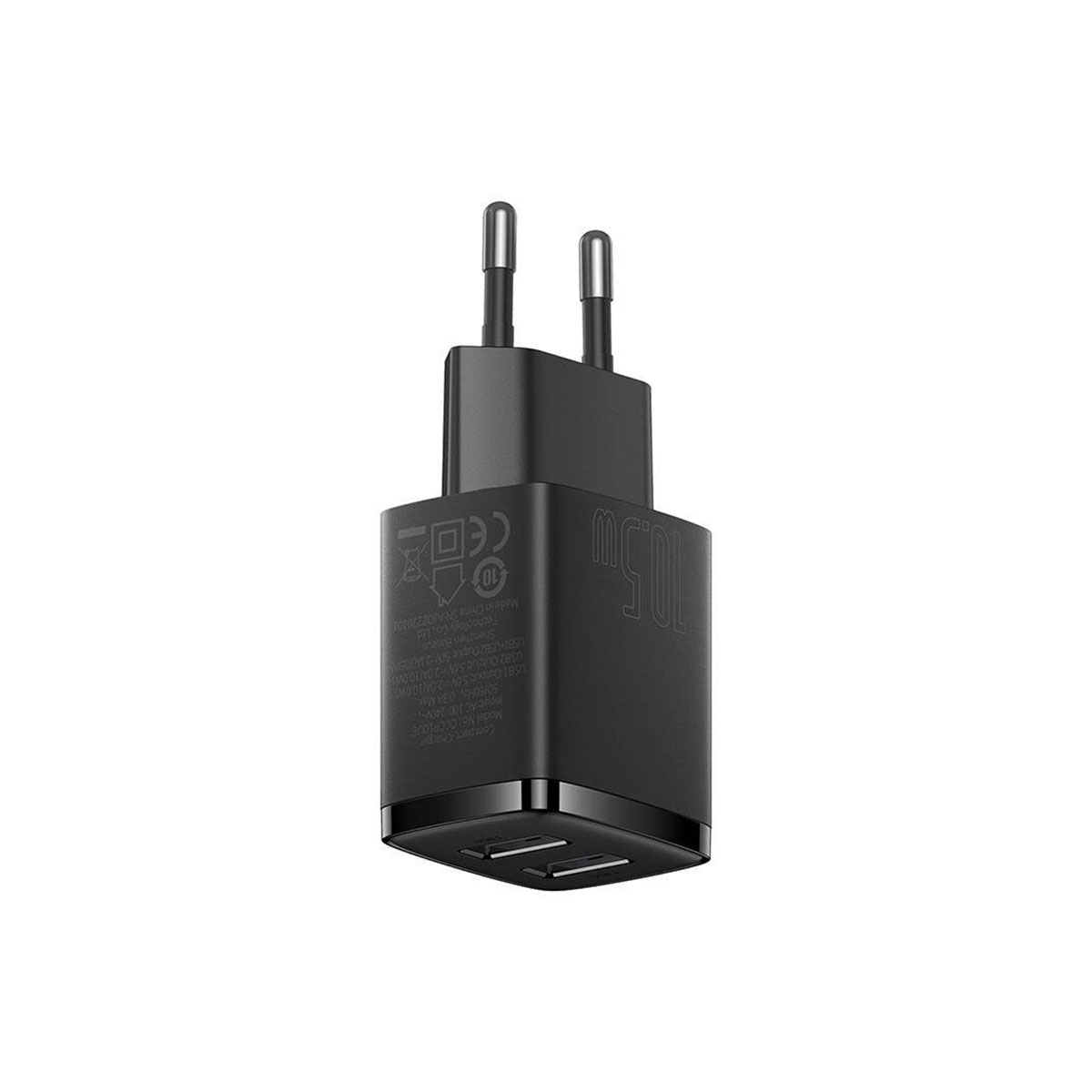 Un caricabatterie compatto nero con due spine e due porte USB, con testo e simboli stampati sulla superficie.