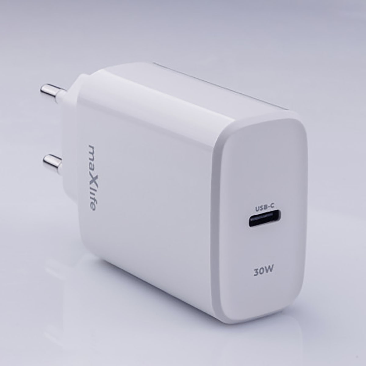 Ein weißes Maxlife 30W USB-C Ladegerät. Es hat zwei Stifte, einen USB-C-Anschluss und das Maxlife-Logo. Der Hintergrund ist weiß.