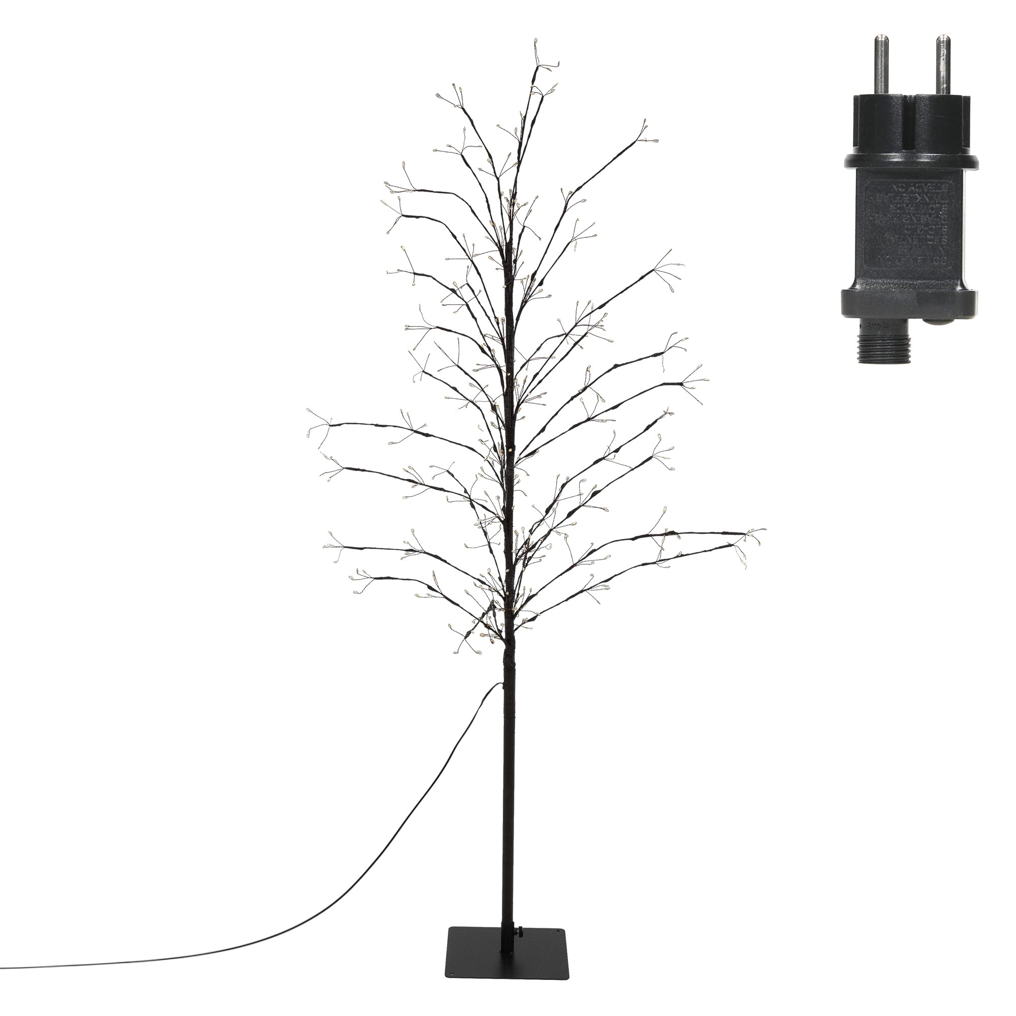 Ein dekorativer Baum mit kleinen Lichtern. Auf der rechten Seite befindet sich ein Netzstecker. Der Hintergrund ist weiß.