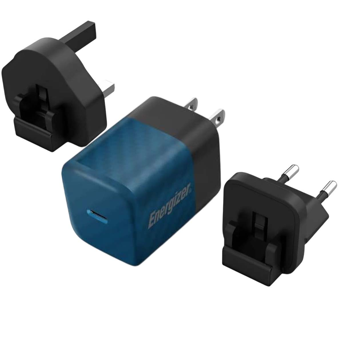 Un caricabatterie USB Energizer con tre adattatori di spina intercambiabili, neri e blu, su sfondo bianco.