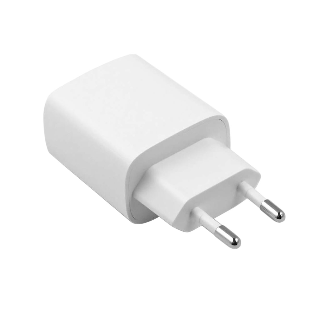 Ein weißes Netzteil mit zwei silbernen Stiften. Der Adapter hat einen rechteckigen Körper mit abgerundeten Kanten. Es ist auf weißem Hintergrund.