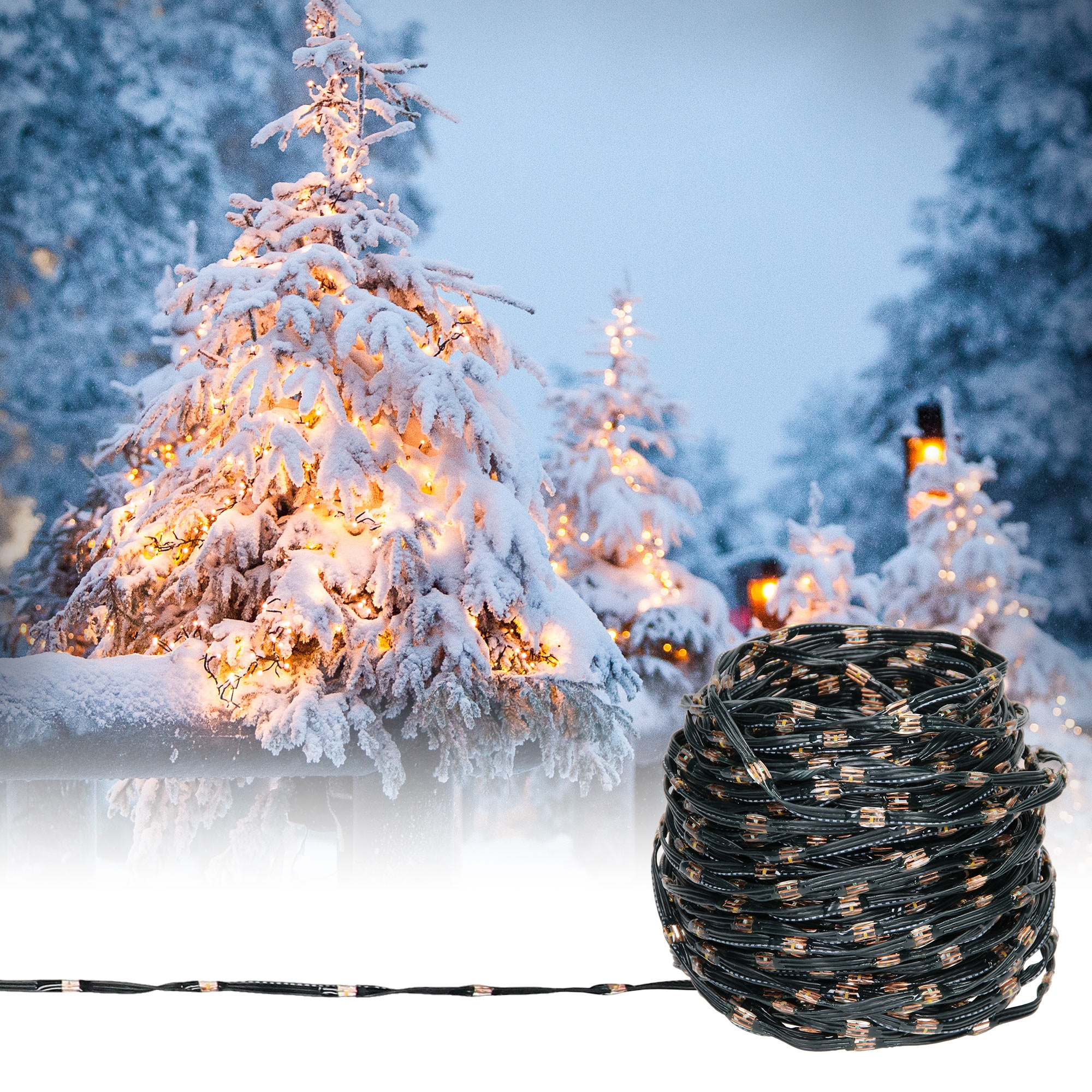 Verschneite Weihnachtsbäume mit Lichtern im Hintergrund, eine Lichterspule im Vordergrund und eine Lichterkette.