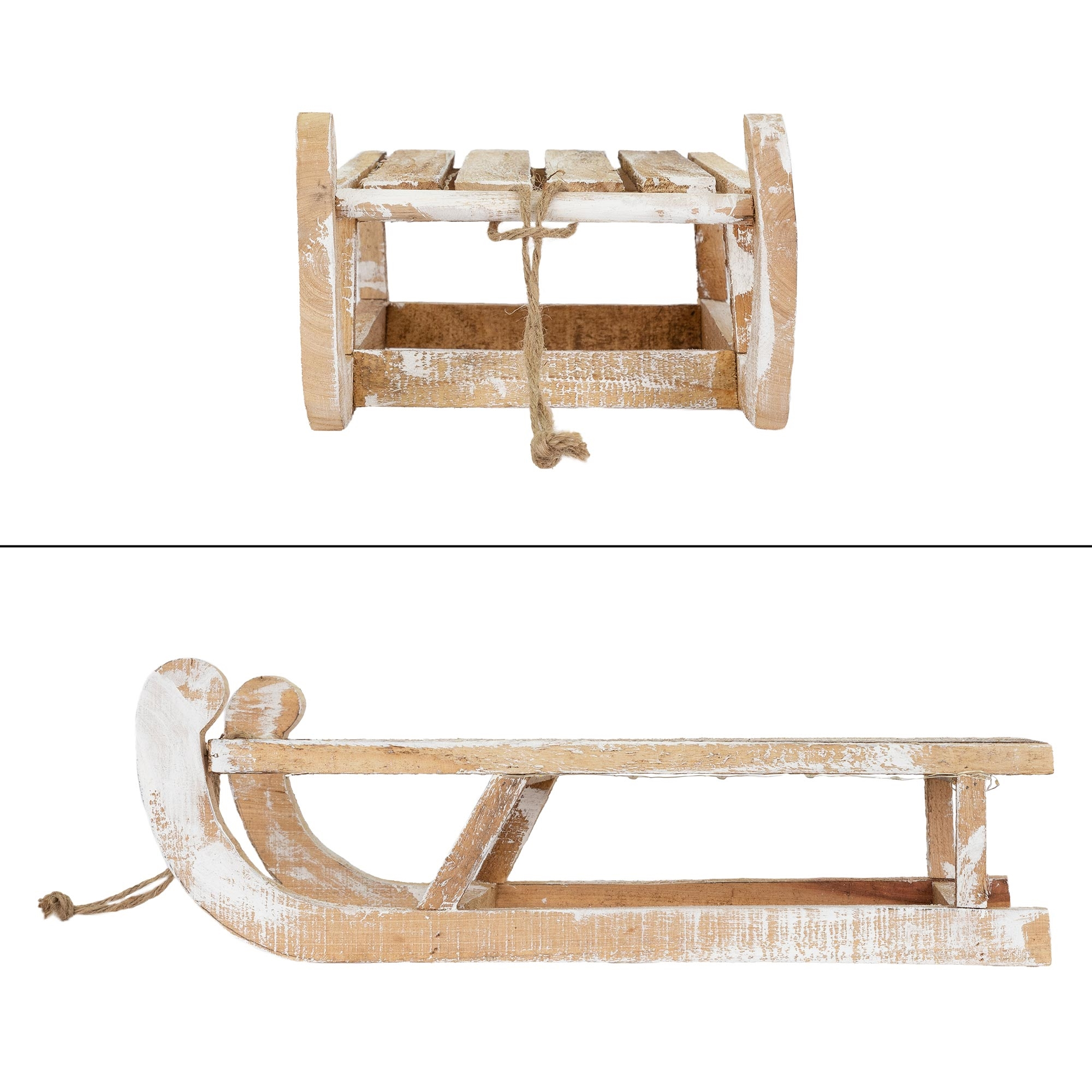 Zwei Holzschlitten mit weißer Farbe. Der obere Schlitten ist im Bänkchenstil; der untere hat die klassische Form. Beide auf weißem Hintergrund.