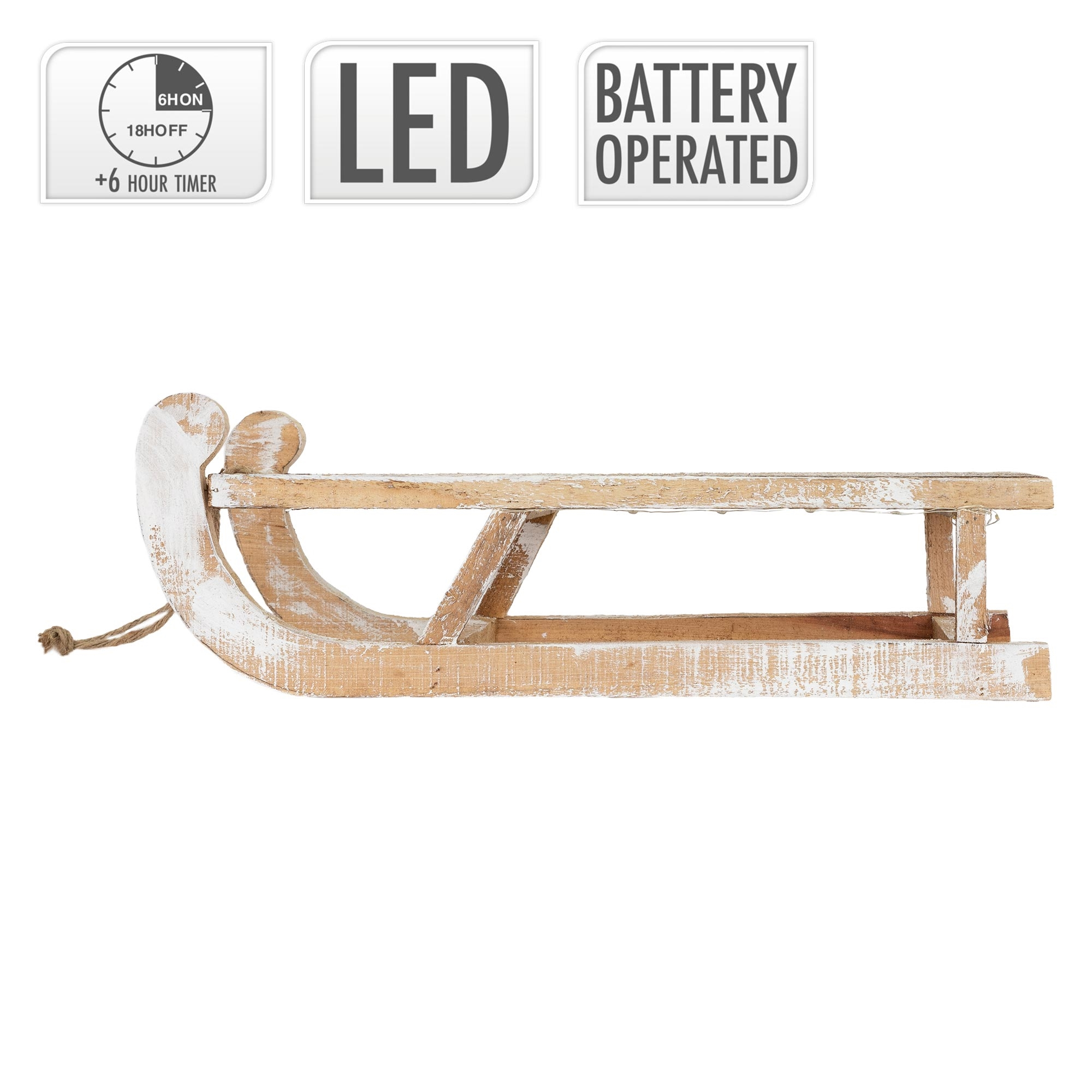 Holzschlitten mit weißen Akzenten. LED, batteriebetrieben. Timer-Optionen. Seil befestigt. Isoliert auf Weiß.