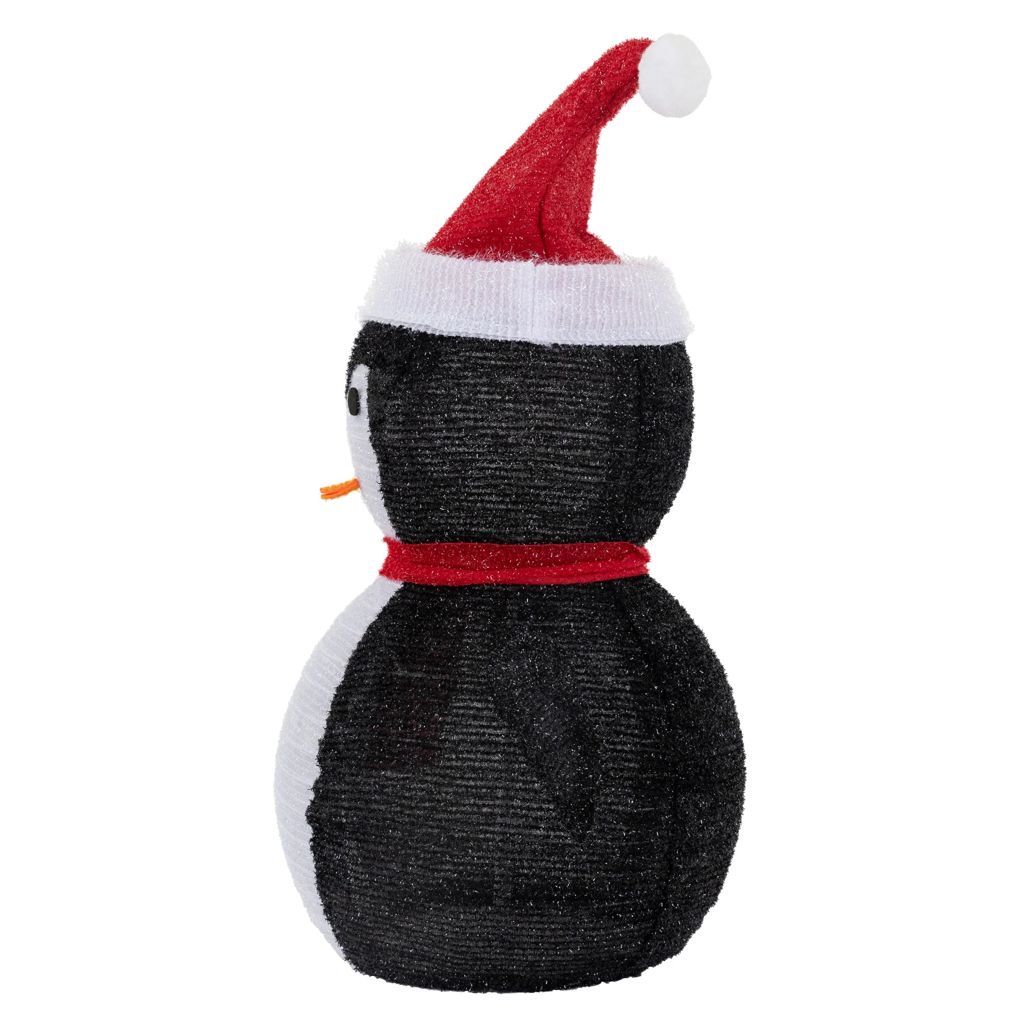 Ein dekorativer Pinguin mit roter Weihnachtsmütze und Schal, vor weißem Hintergrund. Er hat einen weißen Bauch und einen orangen Schnabel.