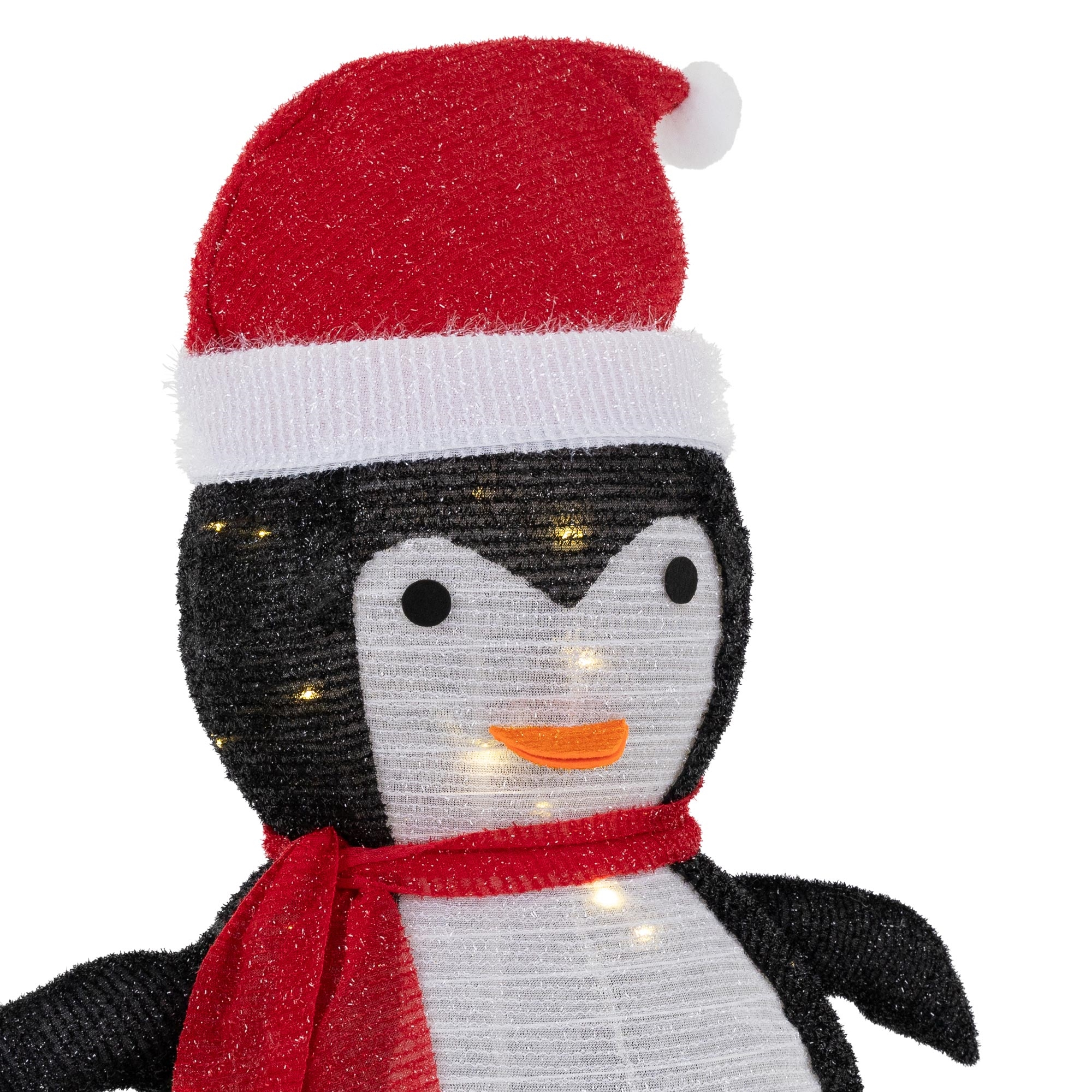 Ein dekorativer Pinguin mit roter Weihnachtsmütze und Schal mit Lichtern. Der Hintergrund ist weiß.