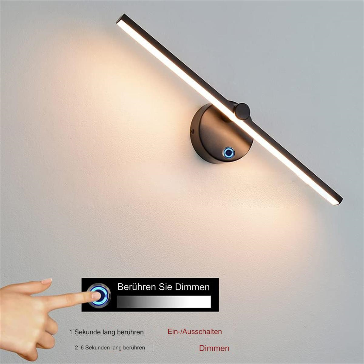 Eine moderne Wandleuchte mit Touch-Dimmer. Die Lampe ist schwarz, mit hellem Lichtbalken. Eine Hand berührt die Dimmtaste.