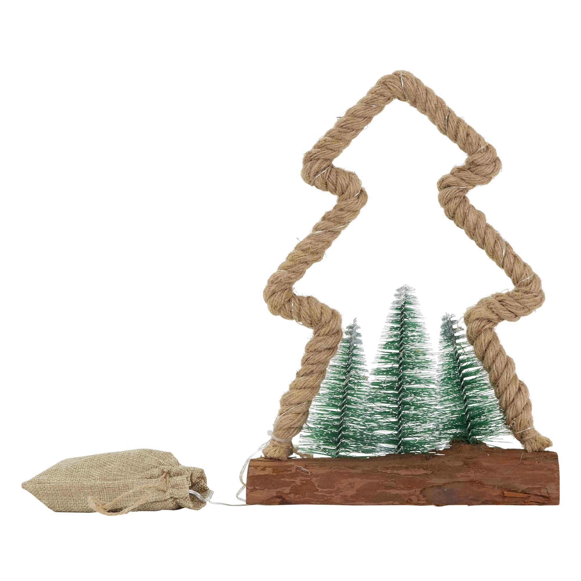 Ein dekorativer Weihnachtsbaum aus Seil mit kleinen grünen Bäumen darin und einem Leinensack links.