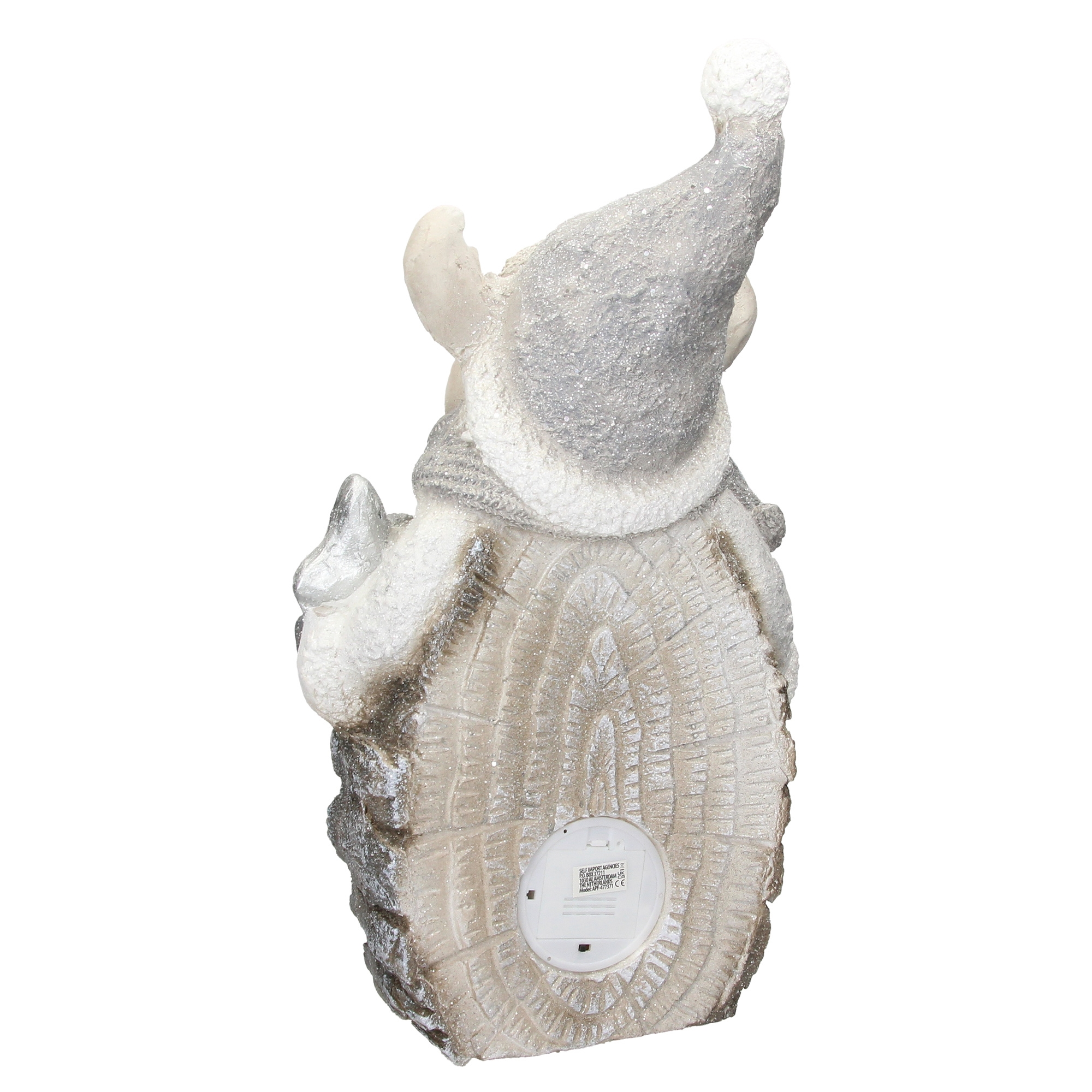 Eine dekorative Figur eines Gnomes mit Hut und Schal, aus strukturiertem, hellfarbigem Material, auf weißem Hintergrund.