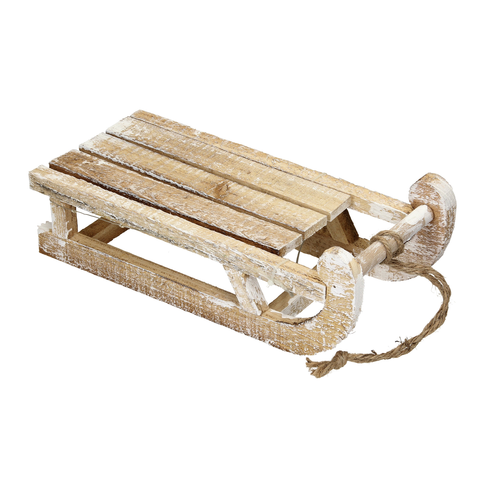 Ein kleiner Holzschlitten mit weißen Akzenten und einem Seil. Der Schlitten ist vor weißem Hintergrund isoliert.