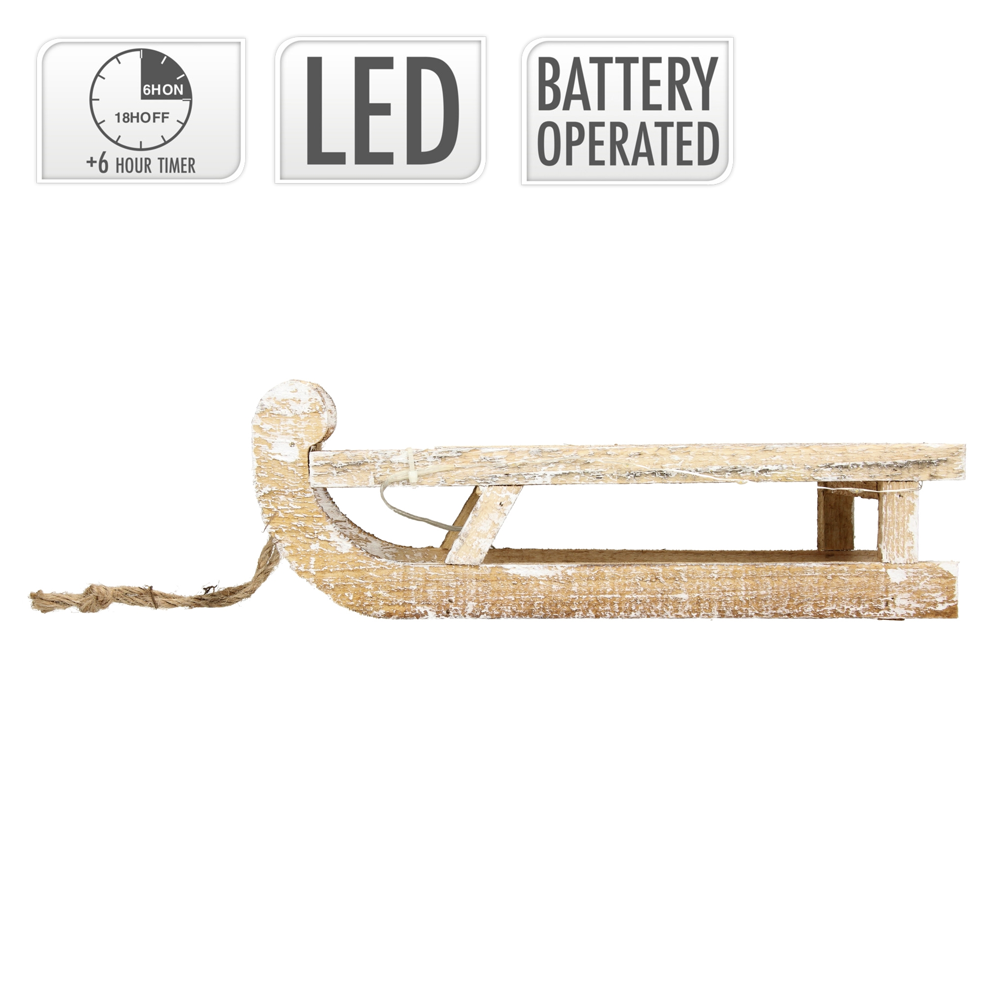 Ein rustikaler Holzschlitten mit Seil und weißer Farbe, mit LED- und batteriebetriebenen Etiketten.