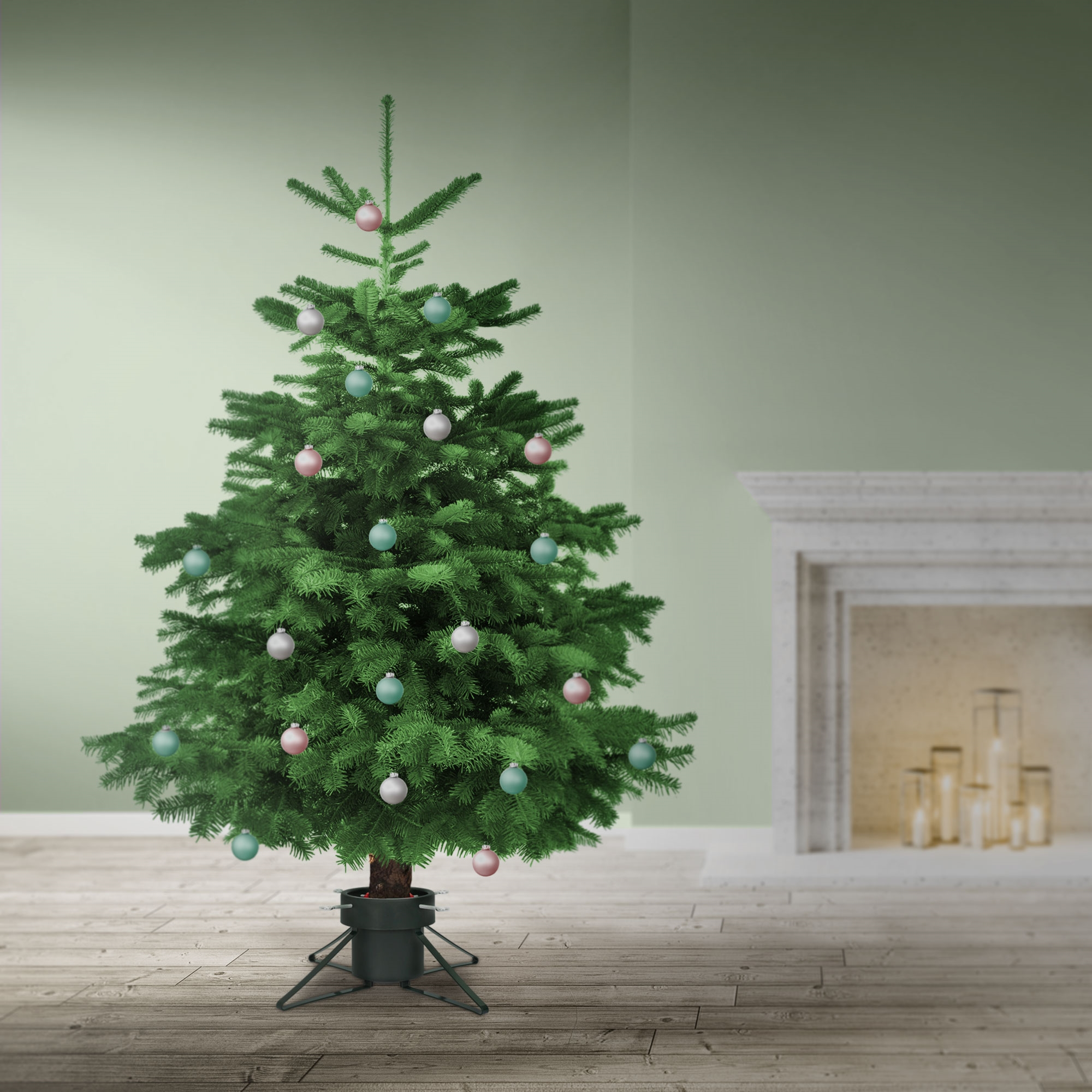 Ein geschmückter Weihnachtsbaum steht auf einem Holzboden. Der Baum hat Ornamente in Rosa, Blau und Silber.