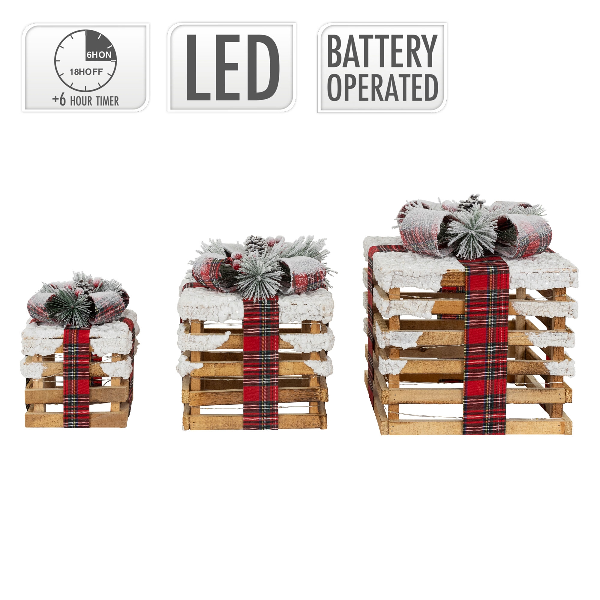 Drei Holzkisten, verziert mit Schnee, rot karierten Bändern und Schleifen. Schilder lesen LED, batteriebetrieben und 6-Stunden-Timer.