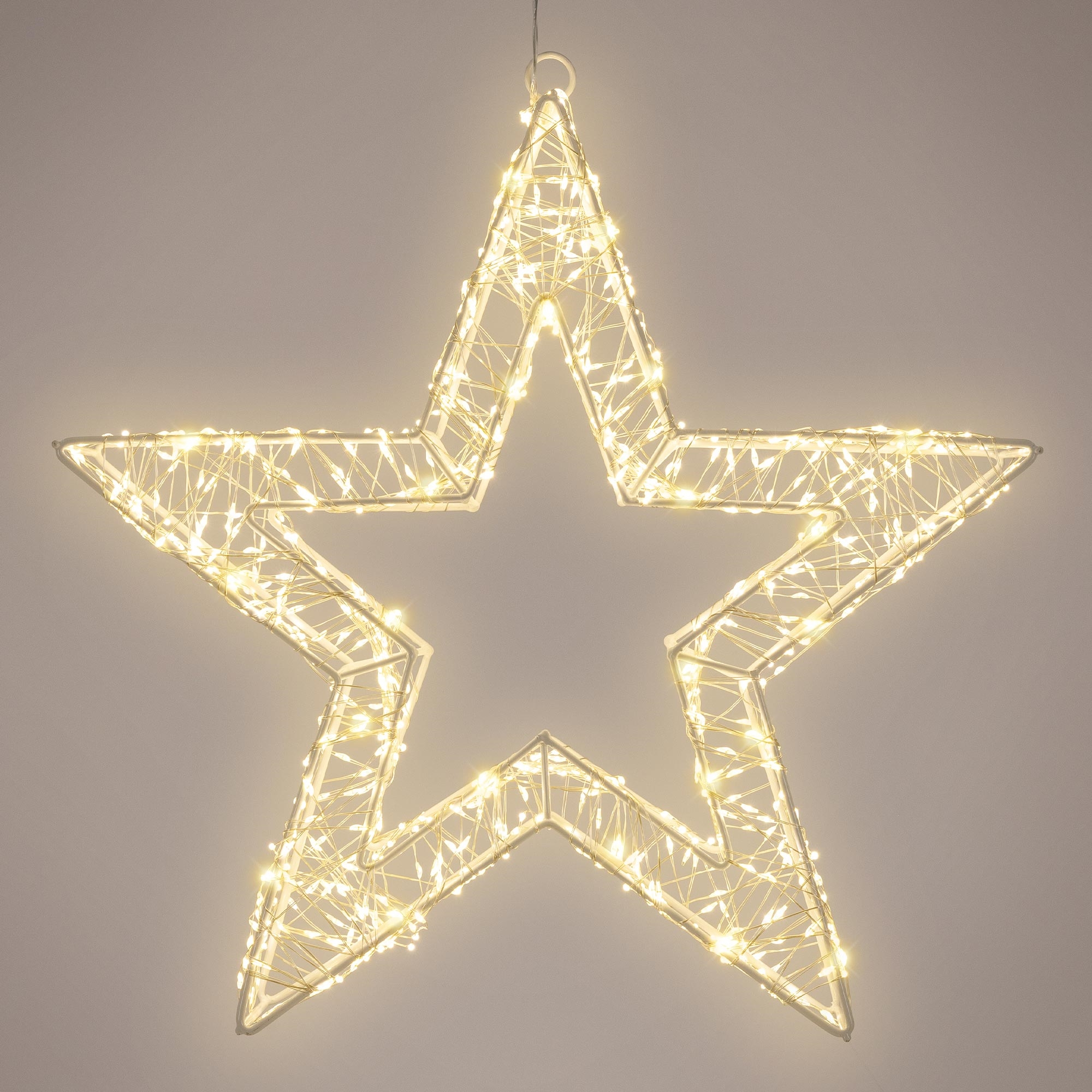 Sternförmige Weihnachtsdekoration mit weißem Rahmen und warmweißen Lichtern, vor hellgrauem Hintergrund hängend.