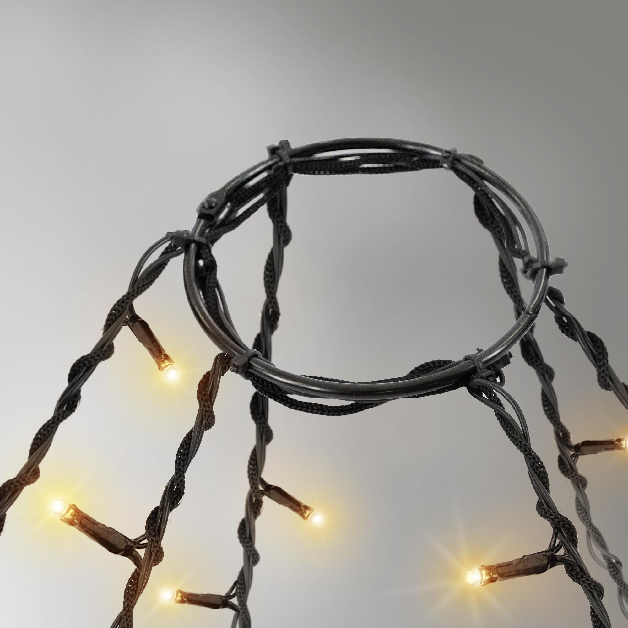 Nahaufnahme einer dekorativen Leuchte. Sie hat einen kreisförmigen Rahmen und hängende Lichter.