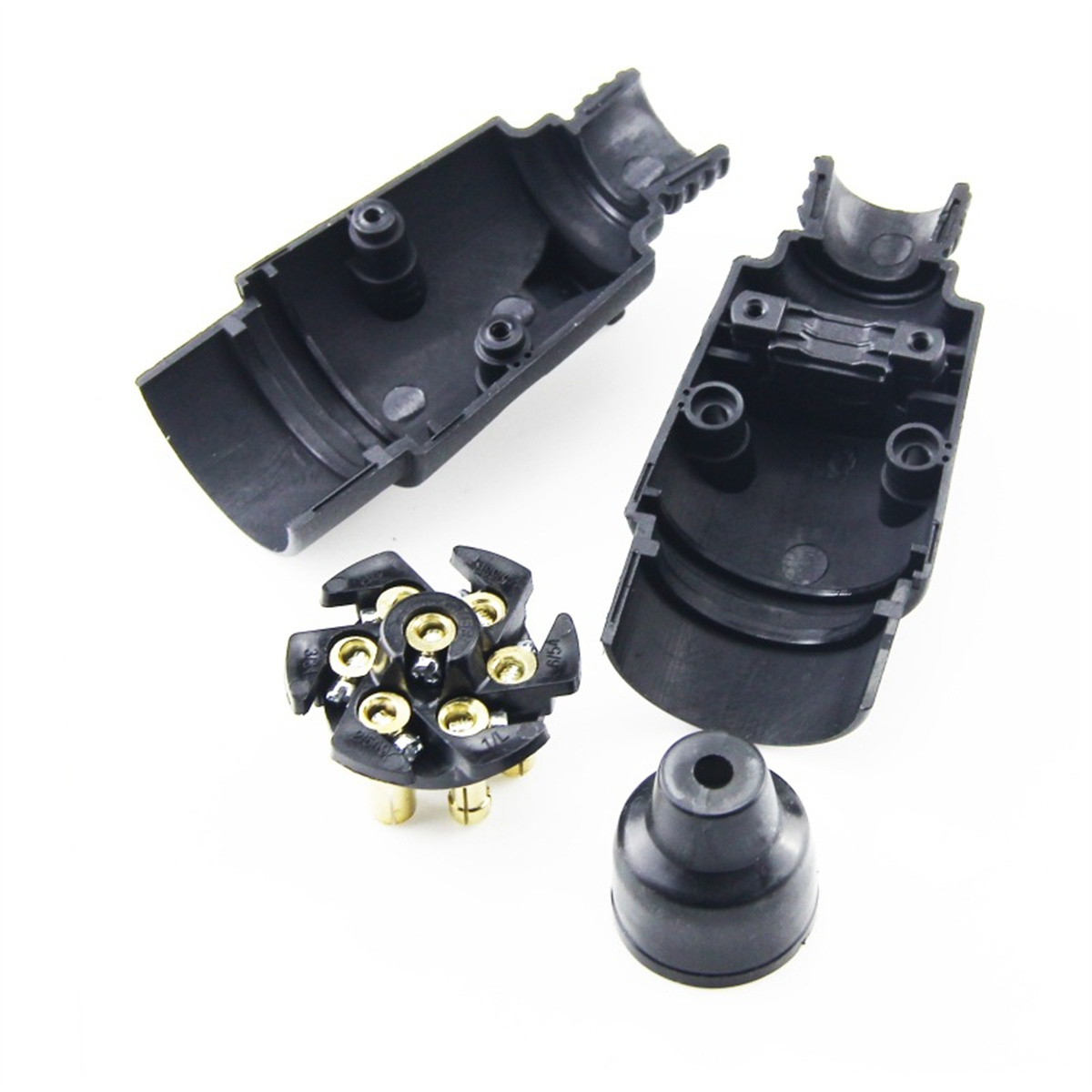 Schwarze Anhängerstecker-Komponenten auf Weiß. Enthält zwei Gehäuse, einen Stecker mit Goldpins und eine Gummikappe.