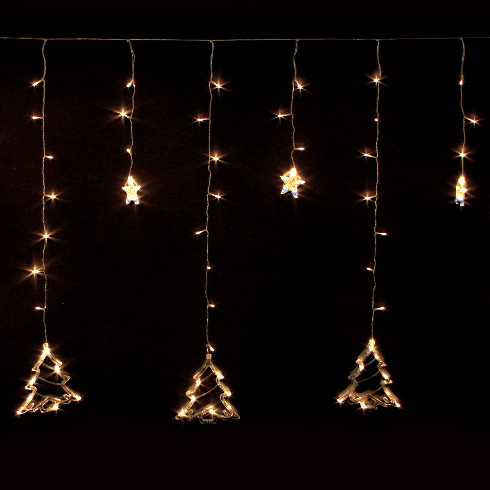 Lichterketten mit Stern- und Baumformen. Warme gelbe Lichter auf schwarzem Hintergrund, festliche Dekoration.