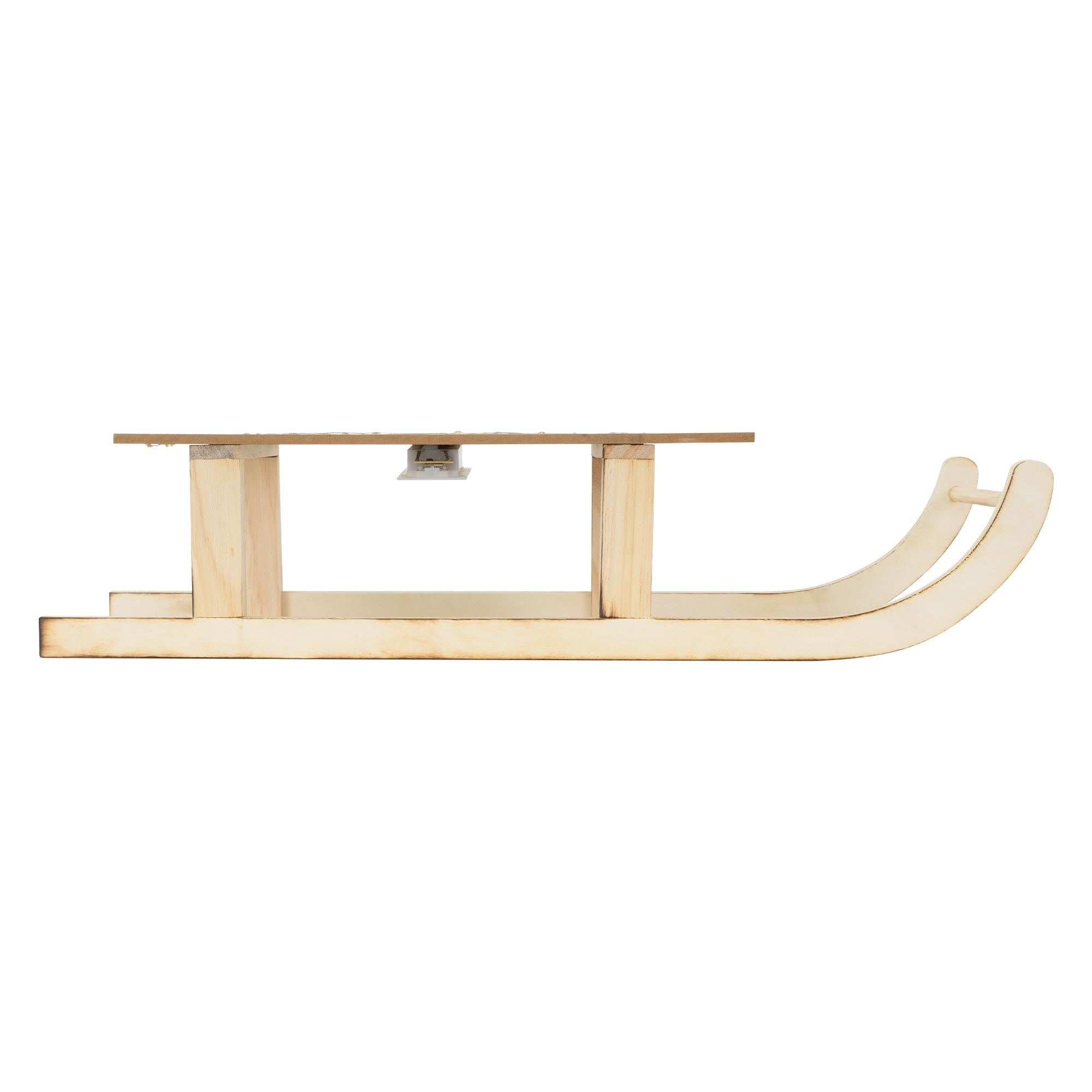 Ein Holzschlitten mit Kufen, Sitz und Stützen. Er ist aus hellem Holz gefertigt, vor weißem Hintergrund.