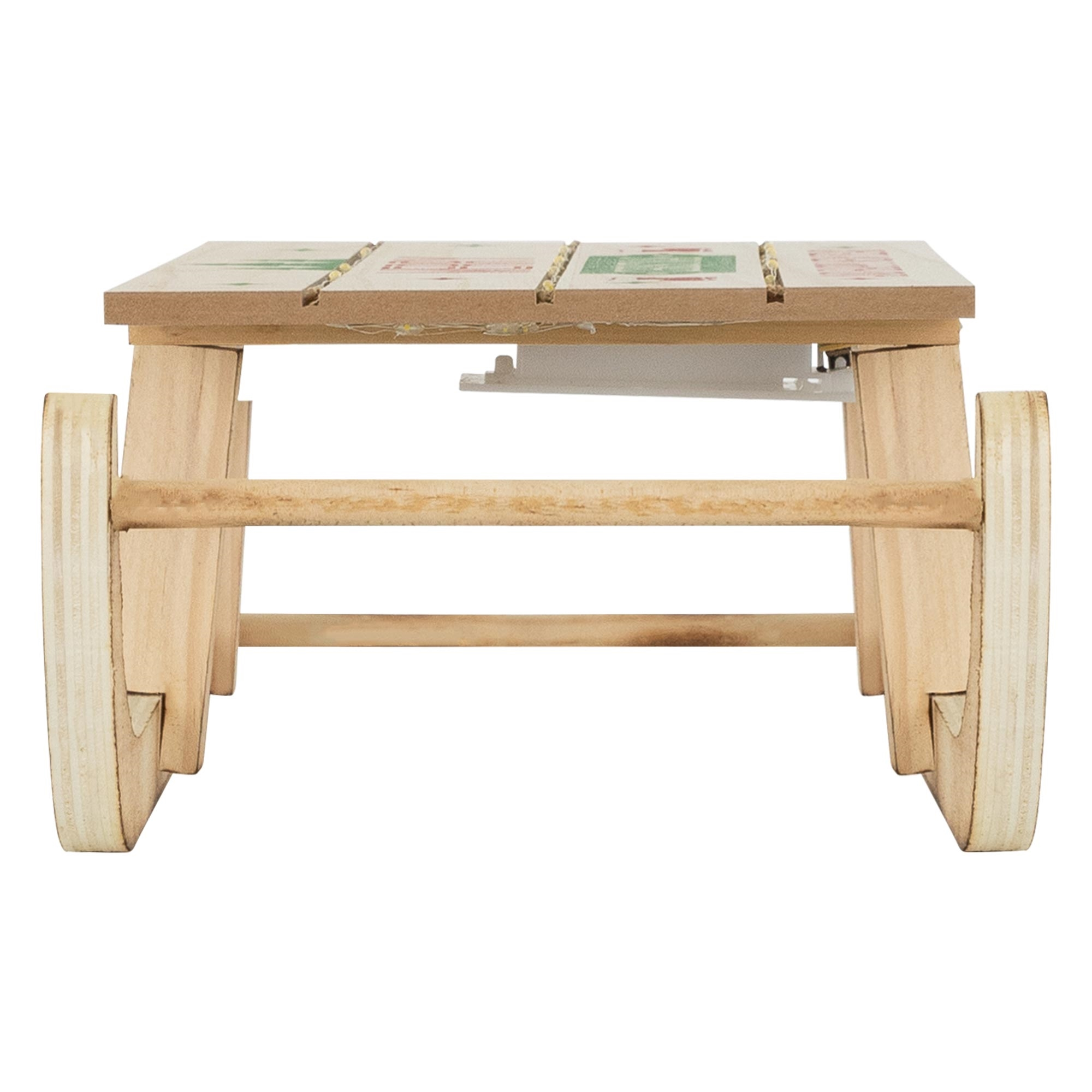 Holzwagen mit Lamellenoberfläche und Rädern. Die Oberseite hat einige bemalte Details, und sie steht auf weißem Hintergrund.
