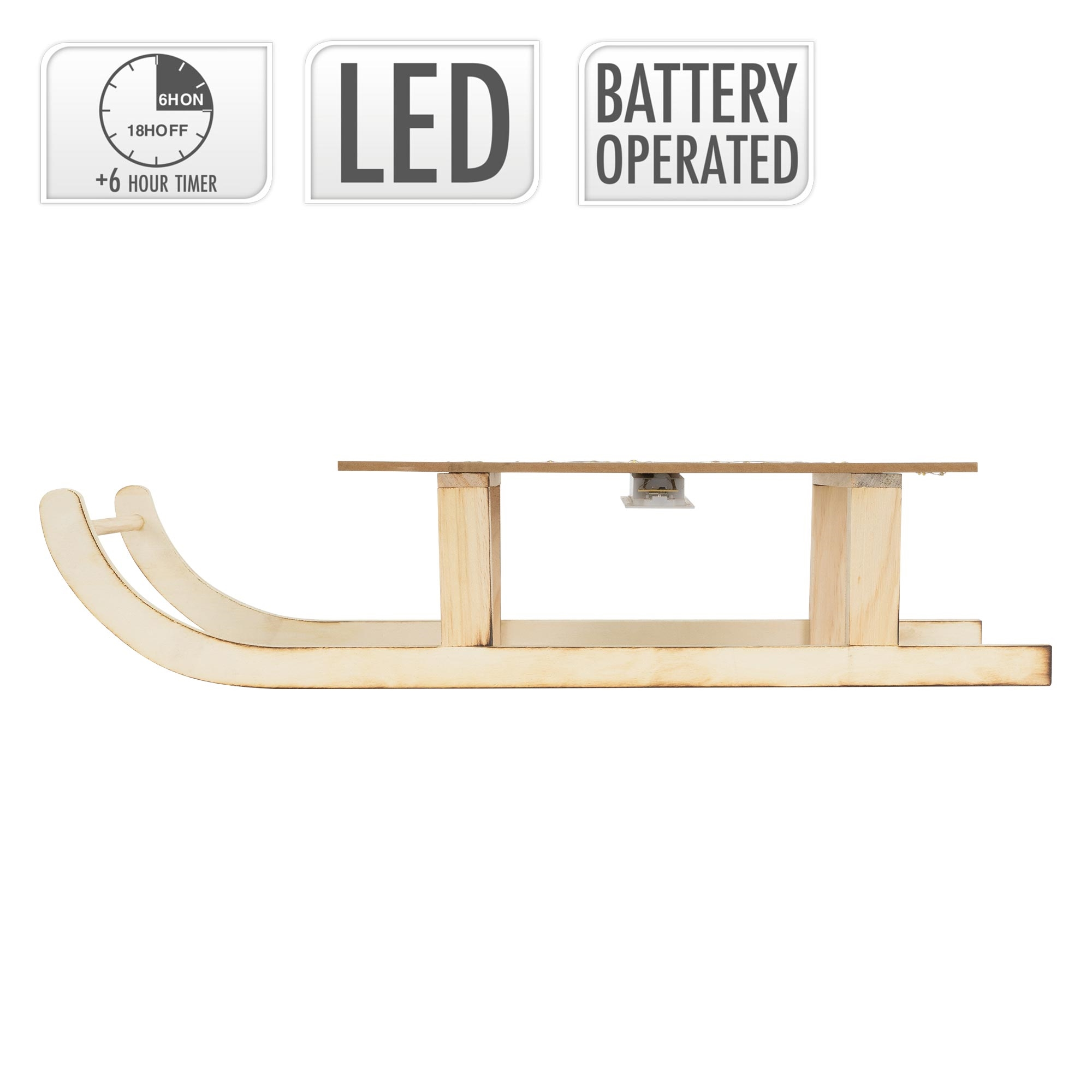 Holzschlitten mit LED, Timer und batteriebetriebenen Funktionen. Der Schlitten ist aus hellem Holz. Der Hintergrund ist weiß.
